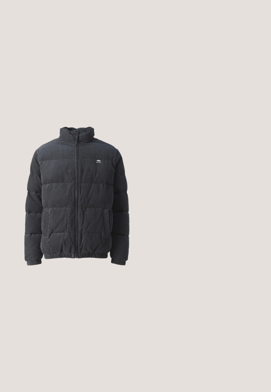 Rip Curl RINCON PUFFER JACKET - Winterjas - washed black; Bordeauxrode gebreide trui met een geribde ronde hals, lange mouwen en geribde zoom. Soepele textuur zonder patronen of versieringen.; Houtskoolgrijs T-shirt met korte mouwen, ronde hals en klein geborduurd "Replay Inc."-logo centraal op de borst.; Zwarte denim jeans met een recht-sluiting, vijf zakken, riemlussen en minimale stikdetails. Gemaakt van zachte, gestructureerde katoenen stof.; Voeten met beige sneakers met bruine zolen en zwarte wijde broekspijpen op een witte achtergrond.; Zwart zachte stoffen draagtas met brede handvatten en een dunne zwart-witte gevlochten schouderriem.