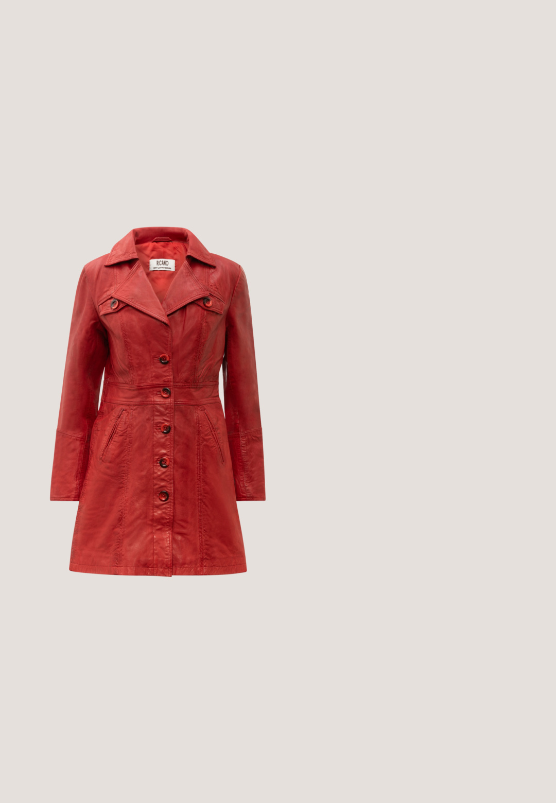 Roter Leder-Trenchcoat mit Kragen, Knopfverschluss und zwei Fronttaschen. Verfügt über eine taillierte Passform und eine glatte Textur.; Grünes Spitzenkleid mit V-Ausschnitt, langen Ärmeln und einem mehrstufigen Rock. Verfügt über aufwendige Ausschnittmuster und gewellte Kanten entlang des Saums.; Rote Wildleder-Pumps mit hohen Absätzen und spitz zulaufender Zehenpartie, mit dekorativer silberner Schnalle auf der Oberseite, seitlich auf weißem Hintergrund betrachtet.; Katze-Augen-Sonnenbrille mit einem tiefroten marmorierten Rahmen, roségetönten Gläsern und goldenen Akzenten an den Bügeln, die eine glatte, glänzende Textur aufweisen.; Rote Clutch aus Wildleder mit einer dreieckigen Klappe, silberner Kettendetail und Logoakzent auf der Vorderseite. Flaches, rechteckiges Design mit glatter Textur.; Goldfarbene Ohrringe im Set, die einen tropfenförmigen klaren Edelstein und einen marqueeförmigen roten Edelstein mit einem kleinen klaren Akzent in einem Tropfen-Design zeigen.