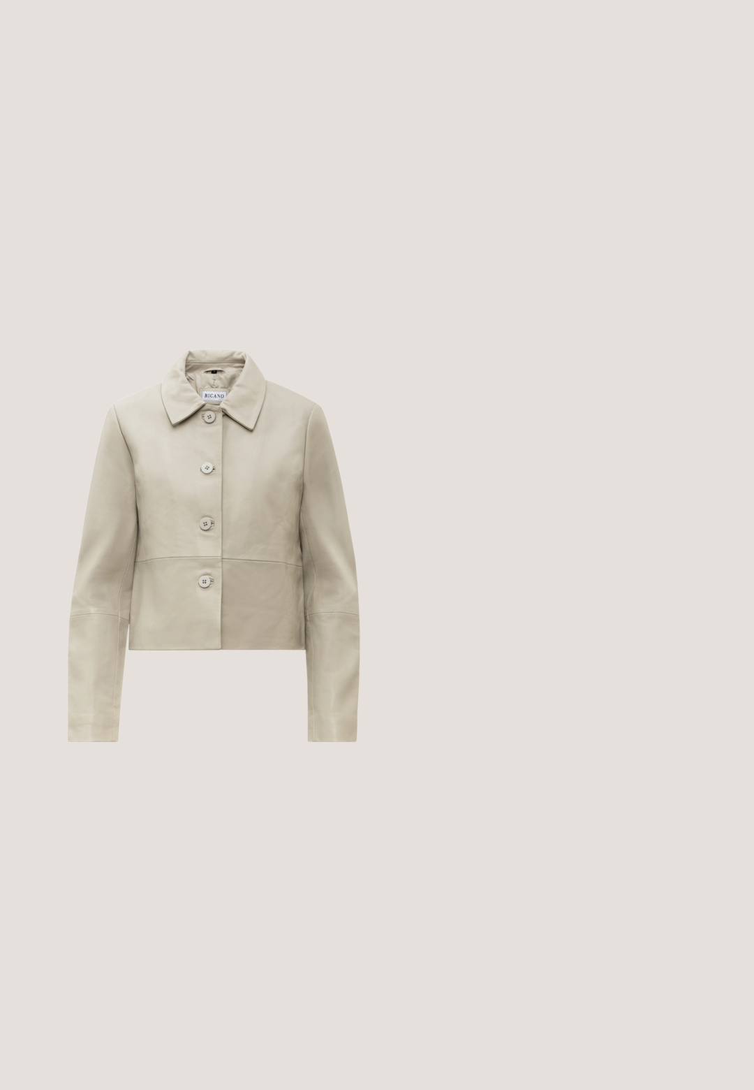 Beige kurze Lederjacke mit Kragen, langen Ärmeln und vier vorderen Knöpfen, mit glatter Textur und minimalistischem Design.; Khaki Kurzarm-T-Shirt mit hohem Kragen und glänzendem Strassschriftzug "Feeling Fabulous" auf der Vorderseite. Glatte Stofftextur.; Hellgraue, weit geschnittene Hose mit dezenter, durchgehendem Monogramm-Muster und blassen beigen Seitenstreifen, elastischem Bund und kleinem "GUESS"-Logo auf der Vorderseite.; Apple of Eden SNEAKER - Sneaker low - beige; Beige gesteppte Handtasche mit silberner Kettenriemen und doppeltem runden Verschluss. Verfügt über ein Logo und einen Reißverschluss oben. Glatte Textur.; Silbernes Armband mit ineinandergreifenden Kettengliedern. Mit einem herzförmigen Anhänger, der mit "Guess" graviert ist, und einem kleinen runden Etikett.