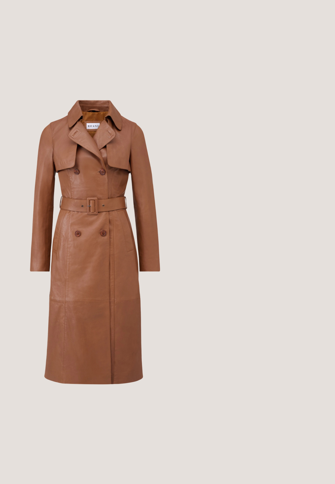 Bruine leren dubbelbreasted trenchcoat met brede revers, tailleceintuur en lange mouwen, afgebeeld op een witte achtergrond.; Bruine jumpsuit met wijde pijpen, spaghettibandjes, een gedraaid knoopdetail aan de voorkant en een kleine uitsnede onder de buste.; Beige leren pump met een ronde teen en een zwarte lakkap, voorzien van een blokhak en een gladde textuur.; Vierkante zonnebril in schildpaddessin met gradient bruine glazen en klein decoratief embleem op de pootjes, van het merk Michael Kors.; Bruine gestructureerde handtas met gouden ronde handvat en een korte gouden ketting op een effen witte achtergrond.; Gouden ketting met grote ovale schakels en twee onregelmatige textuurhangers in het midden op een witte achtergrond.