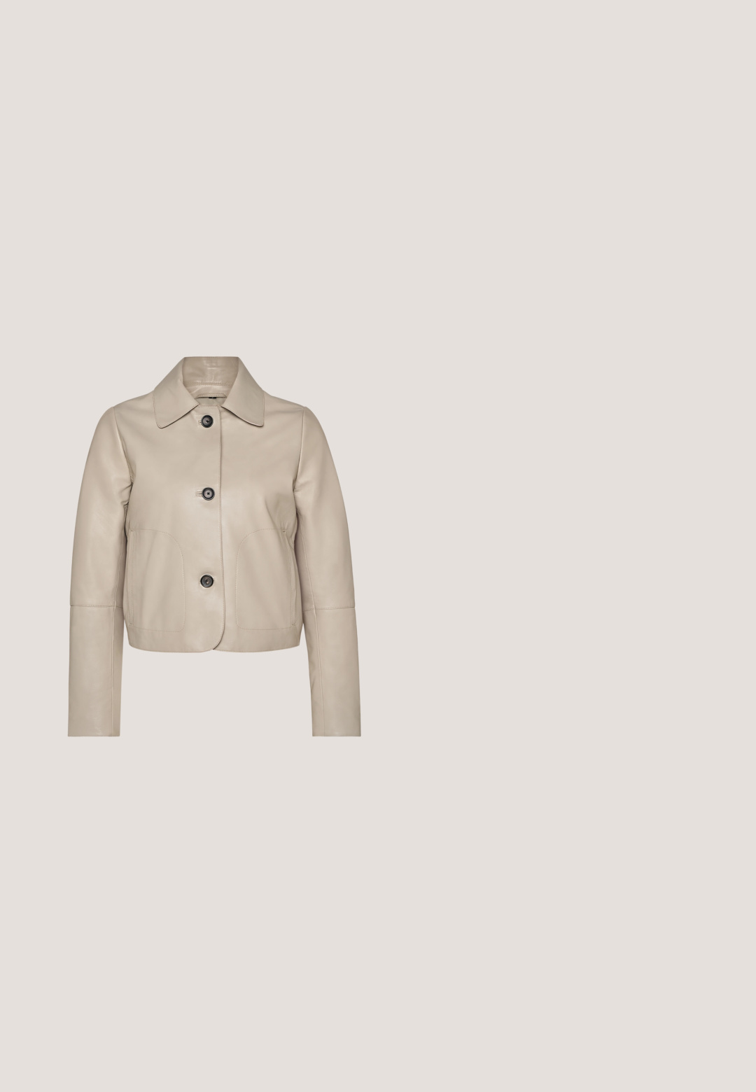 Beige kurze Lederjacke mit drei schwarzen Knöpfen, einem spitzen Kragen, langen Ärmeln und aufgesetzten Fronttaschen.; Ärmelloses hellgraues Strickoberteil mit hohem, rundem Ausschnitt und geradem Saum, vor weißem Hintergrund dargestellt.; Helle blaue Denim-Jeans mit geradem Bein, ausgestattet mit einem Frontknopfverschluss, fünf Taschen und dezenten Ausbleichungen.; Weiße Lederhighheels mit spitzem Zehenbereich und klobigem Blockabsatz. Strukturierte Oberfläche mit glattem Innenraum.; Hellbraune Lederhandtasche von Calvin Klein mit verstellbarem Riemen und silbernem Reißverschluss, vor weißem Hintergrund präsentiert.; Goldfarbener Kettenarmband mit großen Gliedern und einem runden Anhänger, der ein "G" zeigt, umgeben von kleinen klaren Kristallen.