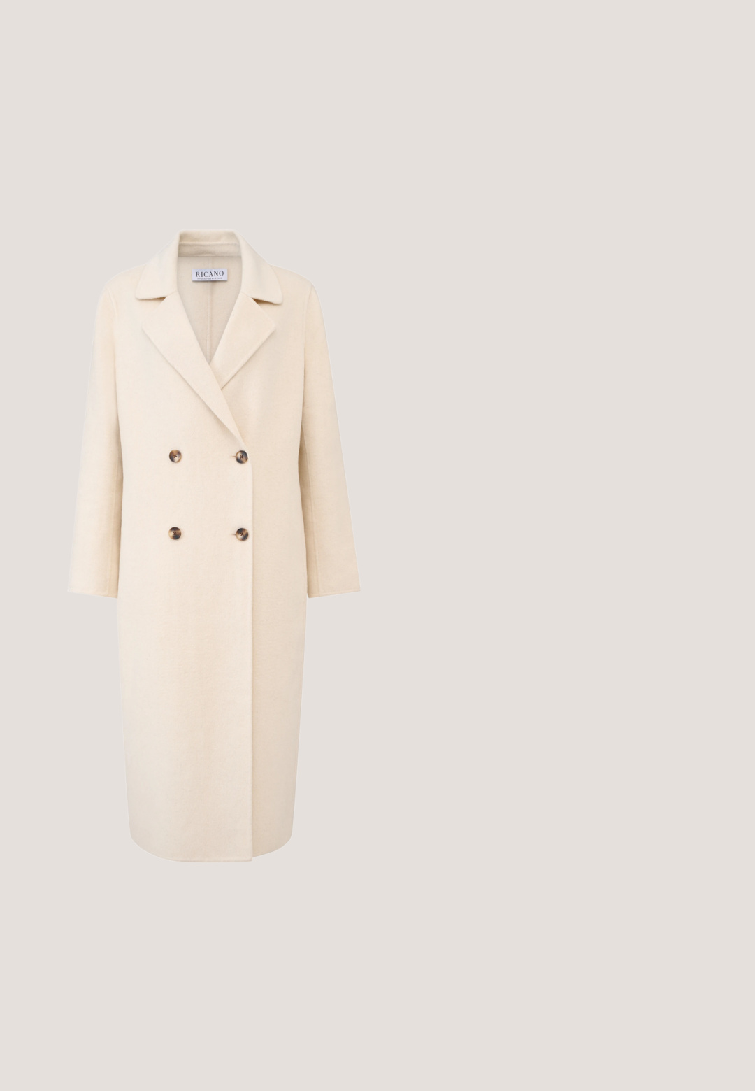 Beige wollen blend jas met een dubbele rijen knopen ontwerp, grote knopen en een reverskraag. Lange mouwen en een rechte snit. Soepele textuur.; Lang donkerblauwe jurk van een gladde stof. Heeft een kapmouwenkraag, lange mouwen en een aansluitende corsage die uitloopt aan de zoom.; Beige leren slingback-schoen met een puntige neus en een vierkante blokhak. Heeft een uitgesneden zijkant en een gladde textuur.; Poesbrillen met een schildpadmotief en bruine getinte glazen, met slanke pootjes, rustend op een neutrale ondergrond.; Crèmekleurige leren handtas met zwarte randafwerking, goudkleurige gespriem met het label "CAVENCIER", topgreep en een afneembare schouderriem ernaast.; Goudkleurige vierkante oorbellen met één zijde bezaaid met kleine, heldere strass-steentjes, vastgezet met een pinnetje aan de achterkant.
