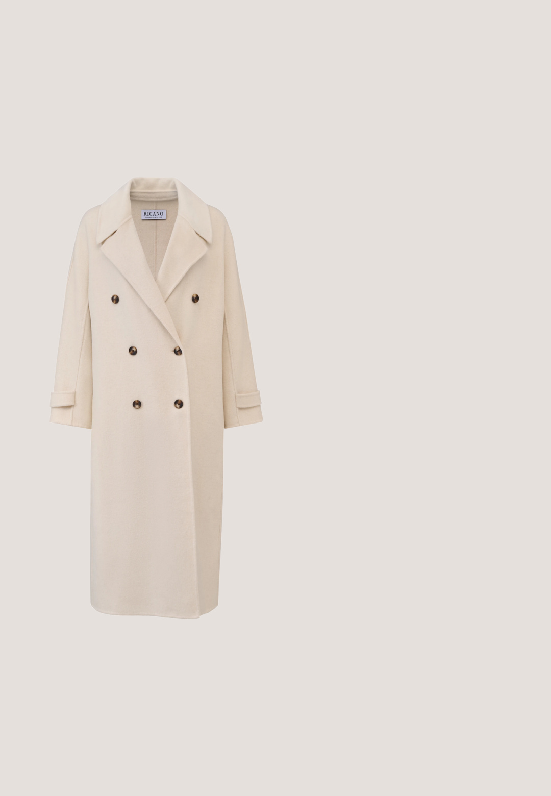 Beige dubbelgeknoopte jas van zachte stof, met een reverskraag, grote bruine knopen en opgerolde mouwen, die zorgt voor een ontspannen pasvorm.; Witte gebreide trui met geborduurde bloemenpatronen in roze, blauw en zwart. Heeft een ronde halslijn en ribbelboorden.; Marineblauwe broek met een soepele textuur, wijde pijpen en een ritssluiting aan de voorkant. Heeft een riem met een rechthoekige zilveren gesp en metalen accenten.; Bruine suède Mary Jane platte schoen met een gouden gespsluiting en zwarte zool op een witte achtergrond.; Blauwe schoudertas met geometrische patronen, voorvak met ritssluiting en verstelbare brede marineblauwe band met goudkleurige details.; Zilveren metalen hoepel oorbellen met rechthoekige stekertjes met een abstract uitsnijdontwerp, tentoongesteld op een witte achtergrond.