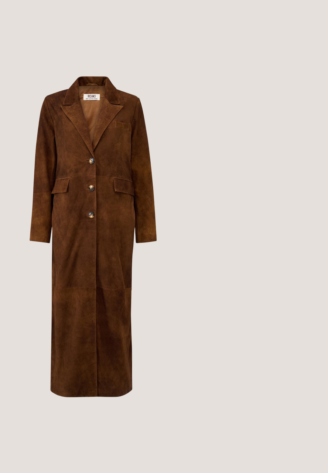 Manteau long en daim marron avec trois boutons, deux poches à rabat et un col à revers cranté.; Chemise en denim bleu foncé à manches longues, avec un devant à boutons, deux poches poitrine avec rabats et des coutures jaunes contrastantes.; Pantalon droit en daim marron avec passants de ceinture et fermeture à bouton à la taille, présenté sur un fond uni.; Botte de cowboy marron en cuir lisse et en daim, avec un bout pointu, des détails festonnés et un talon empilé.; Foulard carré orange avec des motifs complexes de fleurs et de cœurs dans une teinte plus foncée, disposés symétriquement sur le tissu.; Ceinture en cuir brun foncé avec une grande boucle ronde en laiton ornée et des décorations assorties en clous de laiton.