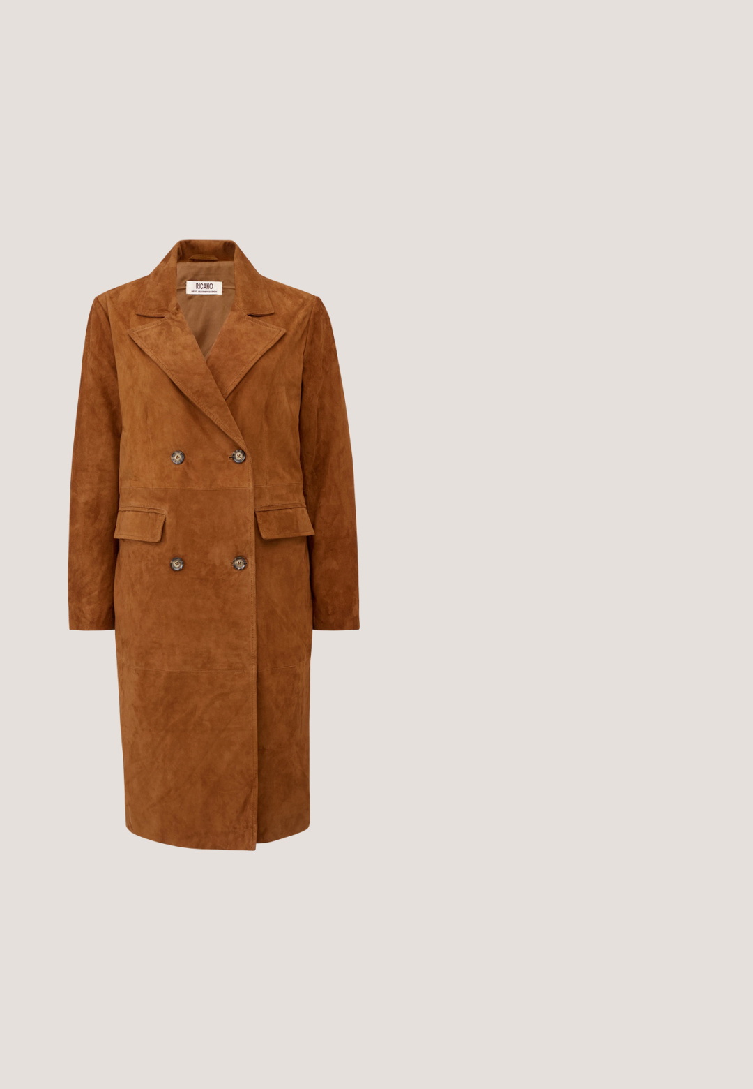 Brun ruskind trenchcoat med dobbeltradet design, spids revers, to forlommer og knapdetaljer, med en glat tekstur.; Brun strikket kjole med lange ballonærmer, rund halsudskæring og bælte i taljen. Har sidesplitter og et blødt, tekstureret materiale.; Brune læder knæhøje støvler med rund tå, chunky sort hæl og subtile syninger foran og bagpå.; Sunglasses i skildpaddemønster med geometrisk, overdimensioneret design og gradient brune linser. Har solide arme med branddetalje.; Brun læder crossbody taske med en tekstureret overflade, rektangulær form, guldfarvet hardware og en kontrastfarvet stofrem med trykt detalje.; Gul huggieøreringe med ovale, lys orange krystaller. Har en blank finish og indgraveret logo. Post-bag lukning med sikker hardware.