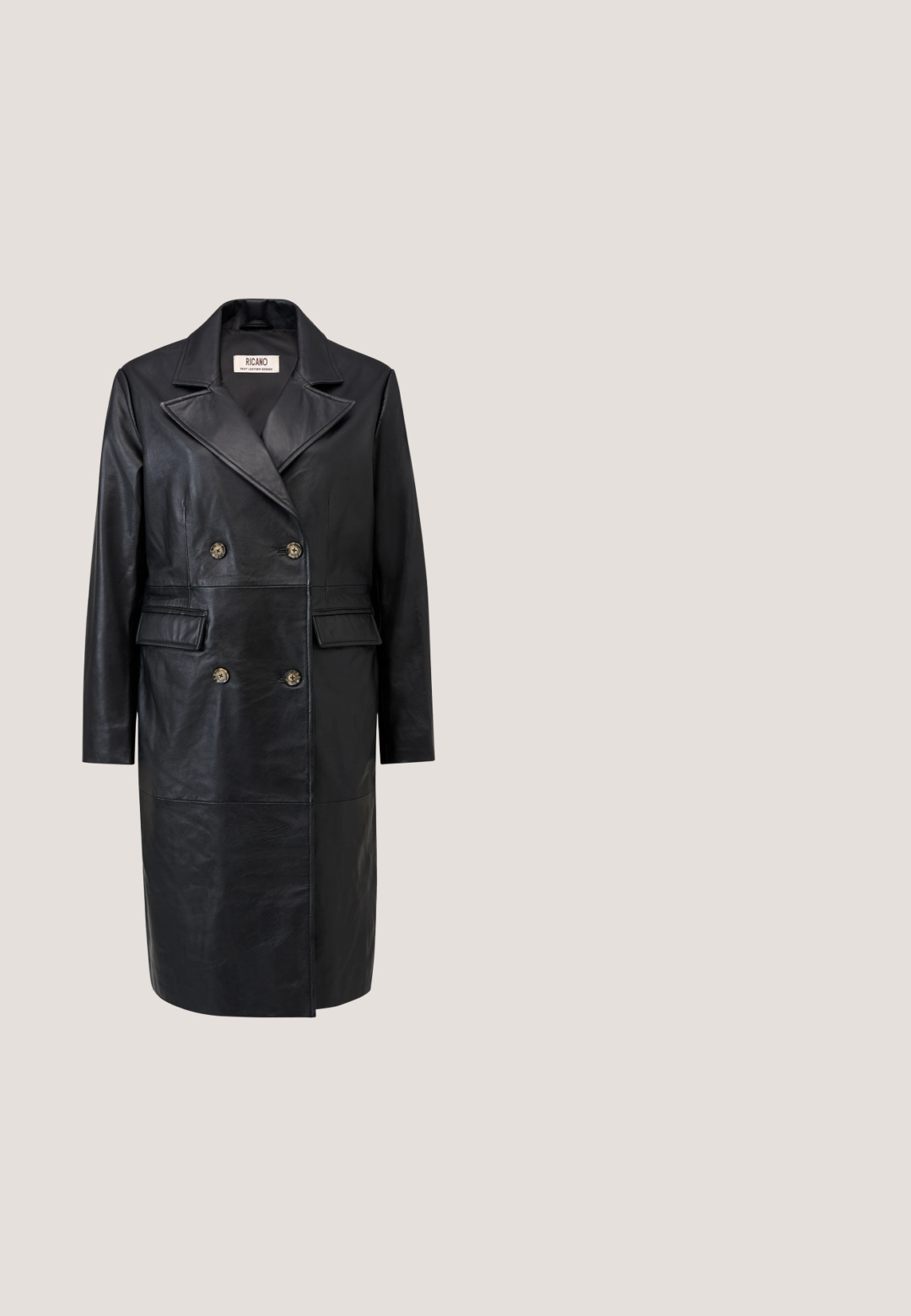 Zwarte dubbelgebreide leren jas met brede revers, vier knopen en twee voorzakken met klep, middellange stijl.; Mosterdkleurige ribgebreide jurk met lange mouwen, ronde hals en zijsplitten aan de onderrand. Beschikt over een zachte, textuurstof.; Zwarte suede hoge hak schoen met een spitse neus en enkelbandje. Gekenmerkt door een gouden gesp en een slanke, taps toelopende hak.; Bruine schildpadkleurige rechthoekige zonnebril met donkergroene lenzen en een gouden "C"-logo op de pootjes, gepresenteerd op een witte achtergrond.; Zwarte synthetische leren crossbodytas met een rechthoekige vorm, gestructureerd oppervlak, gouden hardware en een prominent driehoekig logo in het midden.; Oorbellen in goudkleur met een geometrisch ontwerp met twee verbonden vormen en een klein cirkelvormig accent versierd met heldere strass-steentjes.