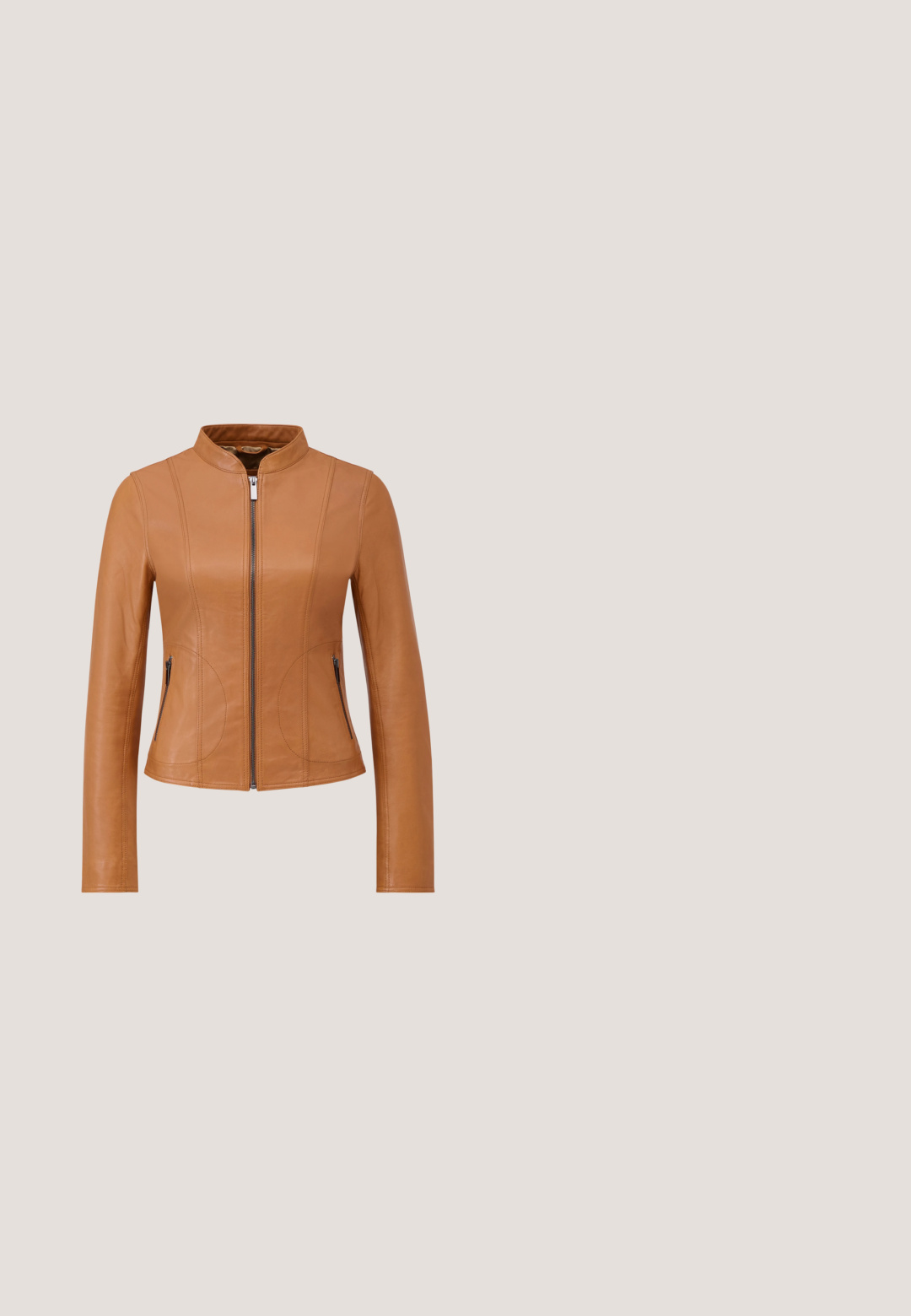 Tan brun læderjakke med forreste lynlås og lynlåslommer på siderne, med kort ståkrave og tætsiddende pasform.; Brun jumpsuit med korte ærmer, knaplukning foran, bindebælte i taljen og bred ben design, lavet af et tekstureret stof.; Beige læderpumps med en rund tå og en sort patenthætte, med en blokhæl og glat tekstur.; Schildpaddemønstrede rektangulære solbriller med gradient brune linser og guld logo detalje på stængerne mod en hvid baggrund.; Brun læder håndtaske med en struktureret form, top håndtag, justerbar skulderrem, guldfarvet hardware og en dekorativ nøglering.; Gul huggieøreringe med ovale, lys orange krystaller. Har en blank finish og indgraveret logo. Post-bag lukning med sikker hardware.