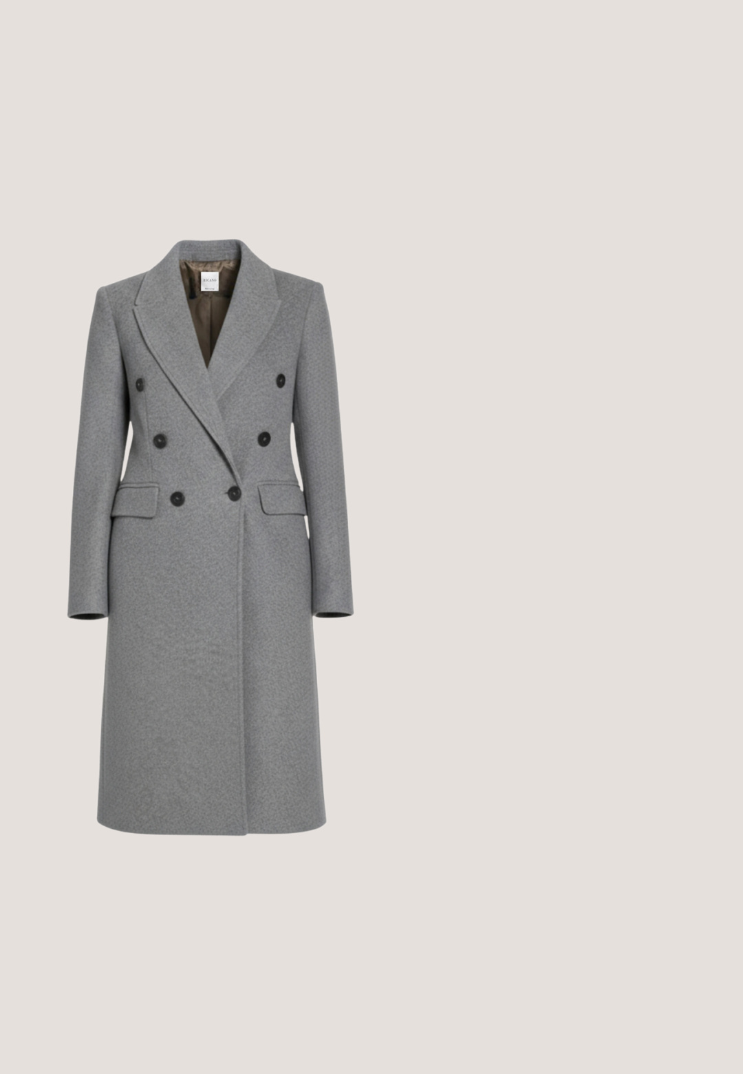 Manteau en laine gris à double boutonnage avec de grands boutons, des revers crantés et deux poches latérales. Texture lisse avec une coupe légèrement ajustée.; Pull à col roulé gris foncé en tissu tricoté, avec des manches longues, un col et des poignets côtelés, et une texture lisse.; Pantalons larges gris fabriqués dans un tissu léger. Comprend une taille avec passants de ceinture et un pli avant pour plus de structure.; Botte d'hiver en daim noir montant jusqu'au milieu du mollet, avec une semelle plate et des coutures visibles, conçue pour la chaleur et un usage décontracté.; Sac fourre-tout en cuir noir avec une texture lisse, un haut arrondi et deux poches latérales. Présente un accent logo métallique sur le panneau avant.; Boucles d'oreilles en argent en forme de cercle avec une finition lisse et polie. Elles possèdent une fermeture à charnière sans joint pour un enfilage facile.