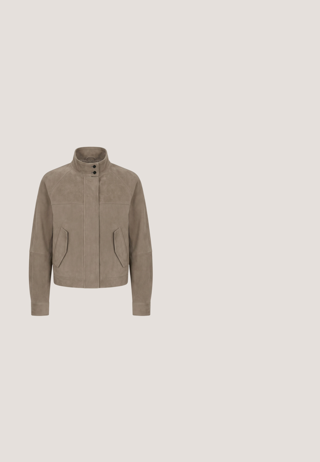 Taupe ruskindjakke med høj ståkrave, lukning med knapper foran, to skrå forlommer og lange ærmer.; Hvid bluse med korte ærmer og rund hals, med fin blondekant med bladmønster på ærmer og kant.; Jeanshorts, lys blå, høj talje, fem-lomme design, flosset kant, standard knaplukning, logoetiket på taljebåndet.; Lys tan ruskind cowboystøvle med lagdelte frynser, metalnitter langs toppen, spids tå og sort stablet hæl.; Beige solbriller med et slankt, vinklet design. Gradient brune linser og strukturerede stænger med subtil brandingdetalje på siden.; Lysebrun ruskindstaske med en enkelt skulderrem, der har et symmetrisk geometrisk lapdesign i forskellige nuancer af brunt på forsiden.