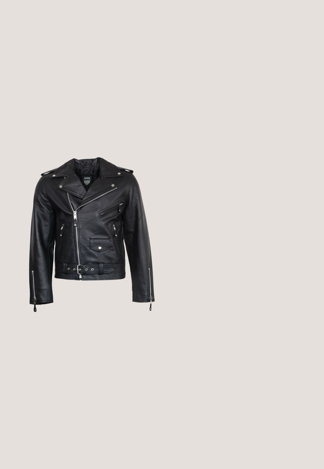 Zwarte leren bikerjack met zilveren accenten, beige T-shirt, donkere jeans en zwarte hoge sneakers in een staande pose.; Lichtgrijze kabelgebreide trui met een geribde ronde hals en manchet, voorzien van tekstuurpatronen en lange mouwen.; Groen T-shirt met korte mouwen van katoen, voorzien van een ontspannen pasvorm, een ronde hals en een gladde textuur zonder zichtbare patronen.; Donkergrijze denim jeans met een rechte pijpzool, hoge taille, vijf zakken en lichte vervaging. Metalen knoop en ritsopening.; Zwarte leren enkelboots met een ronde neus, vetersluiting aan de voorkant, gestructureerde accenten en een lage, stevige hak.; Zwarte leren crossbodytas met verstelbare riem, klepsluiting en klein metalen logoplaatje aan de voorkant.