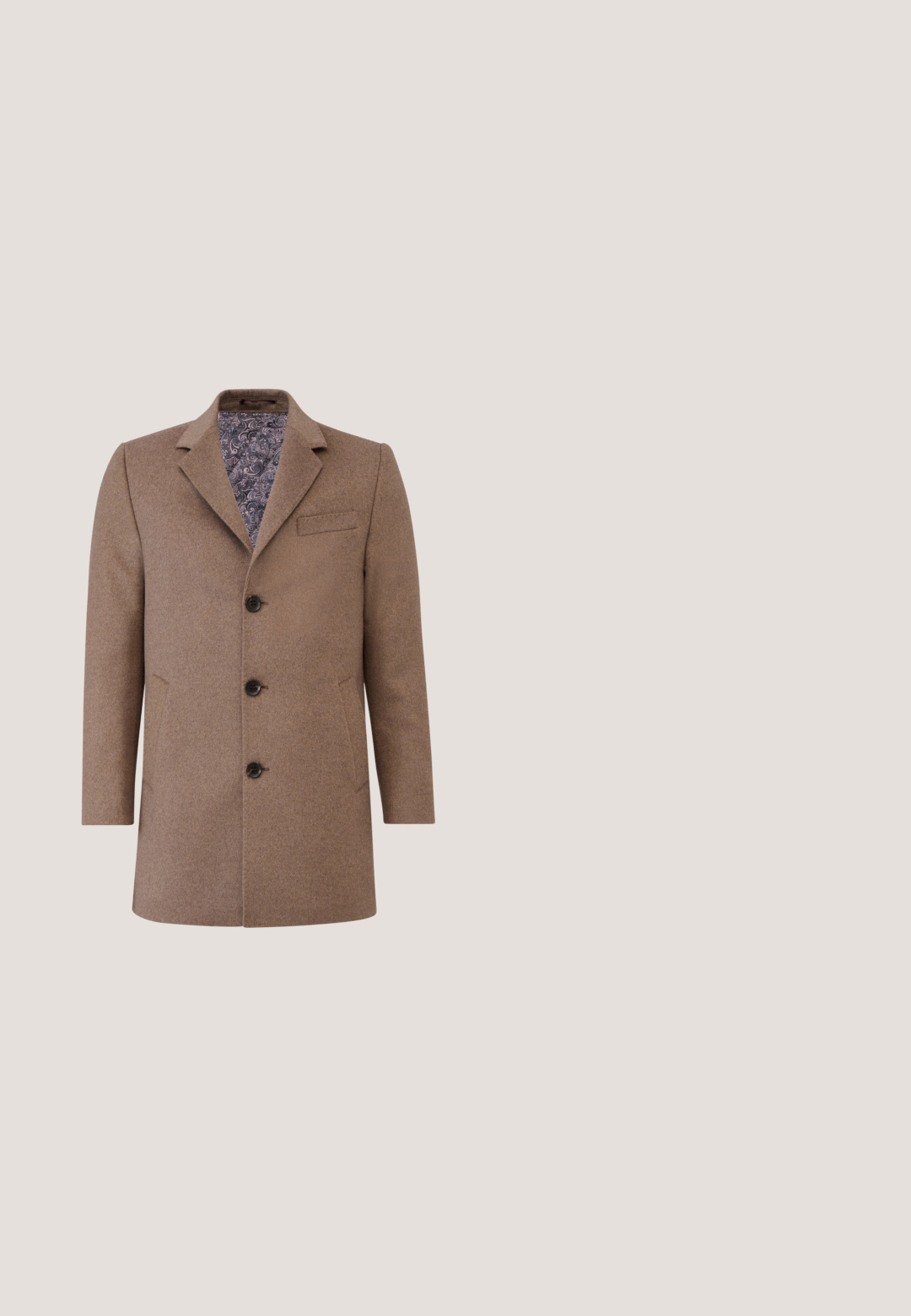 Brun uldoverfrakke med spidse lapeller, front med fire knapper, sidelommer og et mønstret for i nuancer af blå og hvid.; Beige kabelstrikket ærmeløs sweatervest med ribbet kant og "POLO SPORT" logo broderet på brystet.; Skjorte med knap-op i hvid og lys beige striber, lange ærmer, lomme på venstre bryst, klassisk krave, letvægtsstof.; Brune skræddersyede bukser med knaplukning og bæltestropper, lige ben, vist på ensfarvet lysegrå baggrund.; Brune ruskind ankelstøvler med en glat tekstur, rund tå og elastisk side. Lysfarvet gummisål og syninger.; Vævet bælte i olivengrøn med en sølvmetal spænde. Har glatte læderdetaljer og et fleksibelt flettet design for justerbar pasform.