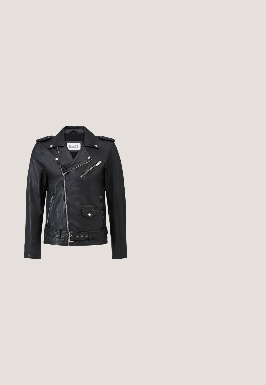 Zwarte leren motorjack met een asymmetrische rits, schouderstukken, ritszakken en een riem in de taille. Gladde textuur met een matte afwerking.; Zwarte katoenen t-shirt met een grafische print van "AC/DC" en "Rock or Bust" in vervaagde, gestileerde letters met spetteraccenten.; Zwarte denim jeans met een slim fit, met verwaarloosde scheuren op de knieën, klassieke vijf-pocket ontwerp, en een rits met knoopsluiting.; Zwarte leren kniehoge laars met een robuuste rubberen zool, voorzien van een zijgesp, banddetail en een gestructureerde afwerking.; Metaal ketting met verlengde schakels in zilverkleurig metaal, met een kreeftsluiter en een verstelbare ketting aan de achterkant voor lengtvariation.; Zwarte leren riem met een glanzende metalen gesp en een bevestigd zilveren kettingdetail, met een gladde textuur en verstelbare maatgaten.