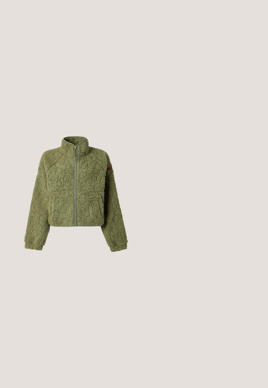 Zelená textúrovaná fleece bunda s celým predným zipsom a dlhými rukávmi, s vystúpeným kvetinovým vzorom a vysokým golierom.; Tmavozelené tričko s dlhým rukávom a okrúhlym výstrihom s malým tónovaným logom na ľavej strane hrudníka, zobrazené na jednoliatom svetlosivom pozadí.; Zelené široké džínsy vyrobené z denimu. Majú vysoký pás, rovné nohavice, predné vrecká a kovové zapínanie na gombík.; Nízke tenisky z mätovo zelenej semišovej kože s krémovými šnúrkami a pruhmi, hnedou podrážkou a logom "GANT" na boku.; Tmavozelená taška cez rameno vyrobená z textúrovaného materiálu s dvoma dlhými uchami, s malým logom na prednej strane a zatváraním na zips.; Pár malých, hrubých strieborných náušníc vo forme kruhu s hladkým, lesklým povrchom na jednoduchom bielom pozadí.