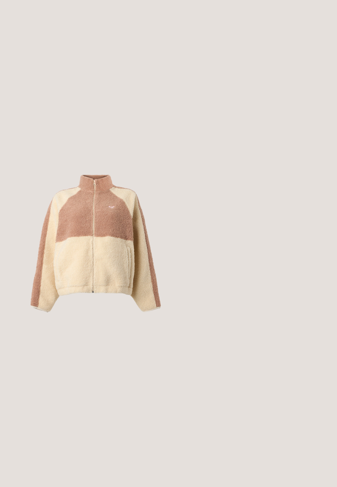 Fleecejakke med fuld lynlås foran, høj krave og farveblokke i beige og lysebrun, med et lille hjerte-logo på brystet.; Sort udenærmet crop top lavet af blødt stof med et pink Quiksilver-logo centralt på brystet. Enkel design med rund udskæring.; Lyseblå denim bukser med brede ben, elastisk talje og snørelukning. Har dobbeltstikninger og rå kant. Ingen synlige lommer.; Sorte ruskinds sneakers med hvide accenter og snørebånd, der har en tyk hvid sål og kontrasterende syninger, parret med en hvid sok.; Sort denim skuldertaske med dobbelte rebstropper og knuder i enderne på hver side, sat mod en ensartet hvid baggrund.; Sølv hoop-øreringe med en poleret finish, der har en cirkulær form og en hængslet lukning. Glat tekstur med minimal detaljering.