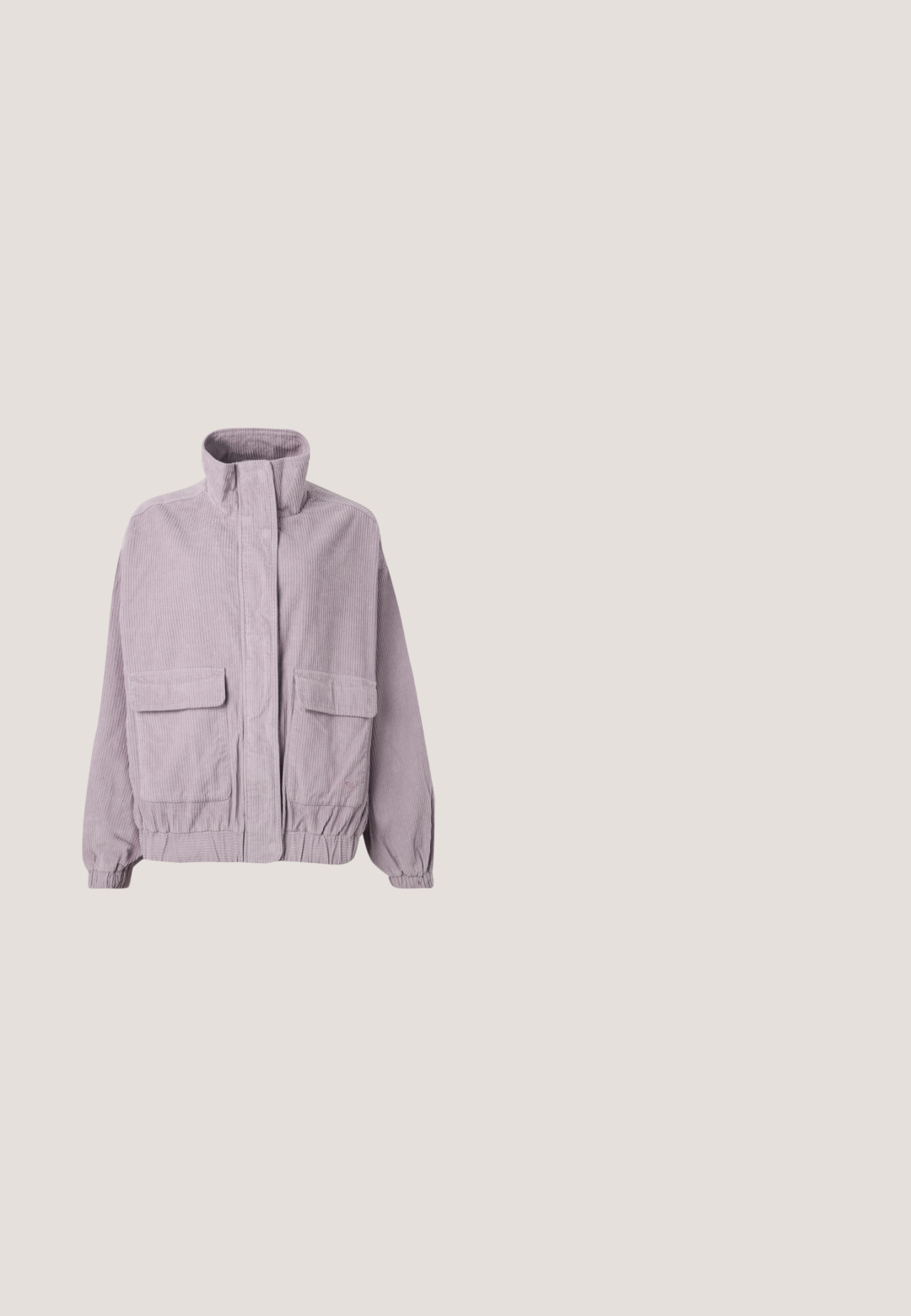 Lila Cordjacke mit hohem Kragen, vorderen Klappentaschen, elastischen Bündchen und Saumdetail, auf einem weißen Hintergrund präsentiert.; Hellblaues oversized T-Shirt aus weichem Baumwollstoff mit rundem Halsausschnitt und einem gelben Sonnenmotiv auf der linken Brustseite.; Graue weit geschnittene Jeanshose aus Denim mit elastischem Bund, Kordelzugverschluss und Seitentaschen. Ausgeblichener Stoff mit durchgehendem Texturmuster.; Lila und hellblaue Wildledersneaker mit niedrigem Profil, ausgestattet mit einem strukturierten Design, kontrastierenden Zickzackakzenten und einer Gummisohle.; Hellblaue Denim-Schultertasche mit verstellbarem Riemen und Reißverschluss, abgebildet vor neutralem Hintergrund.; Silberne Creolen mit glänzender Oberfläche, die eine kreisrunde Form haben und mit einem schwenkbaren Verschluss ausgestattet sind. Glatte Textur mit minimalen Details.