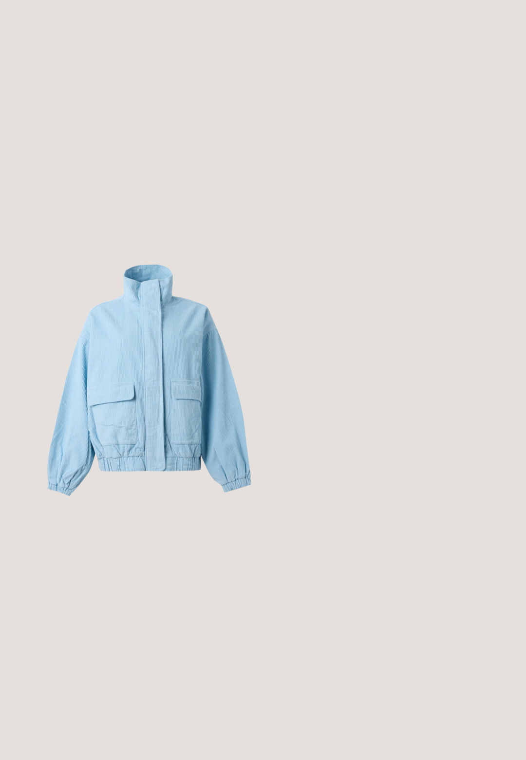 Lichtblauwe corduroy jas met hoge kraag, voorzakken met klep, elastische manchetten en elastische zoom, weergegeven op een effen achtergrond.; Lichtblauw, lang mouw ribbed top met een ronde halslijn en een aansluitend ontwerp. Zachte textuur met een subtiel patroon dat verticaal loopt.; Lichtblauwe corduroy broek met rechte pijpen, knoopsluiting en zakken aan de voorkant, weergegeven op een effen witte achtergrond.; Lichtpaarse kanten sneaker met een textuurafwerking, witte rubberen zool en bijpassende veters, met een subtiele patroonontwerp.; Donkerblauwe spijkerstof schoudertas met knoopdetails aan de band en een eenvoudig rechthoekig ontwerp tegen een witte achtergrond.; Zilveren ketting met een berenhanger, versierd met turquoise en glinsterende accenten, en gedetailleerd met een hartvormig middelpunt.