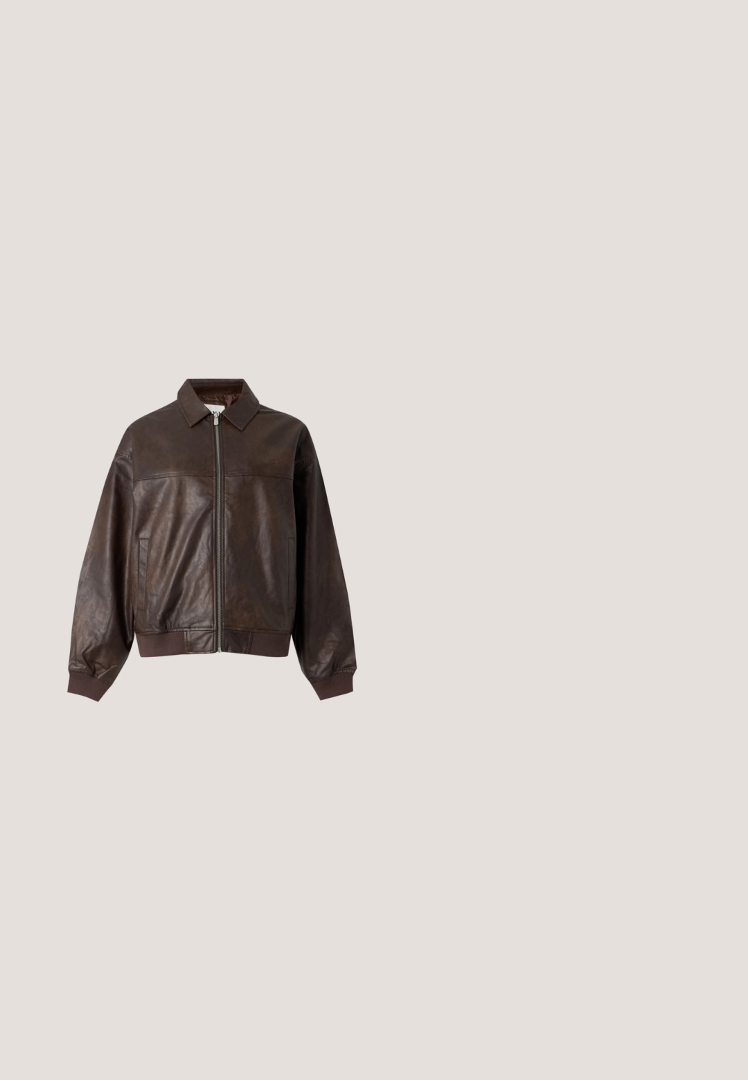 Chaqueta de cuero marrón oscuro con cremallera frontal, cuello con solapa, bolsillos laterales y puños y bajo acanalados, colocada plana sobre un fondo claro.; Cárdigan de manga larga en tono marrón oscuro con textura, escote en V y cinco pequeños botones redondos en la parte delantera.; Camiseta marrón ajustada de manga corta con cuello redondo, mostrada sobre un fondo blanco.; Vaqueros bootcut marrón oscuro con cierre de botón y cremallera, bolsillos delanteros y traseros, mostrados extendidos sobre un fondo blanco liso.; Zapato de tacón alto de cuero marrón con punta puntiaguda, tres pequeñas hebillas plateadas en la parte delantera y una correa ajustable en el tobillo con hebilla.; Mujer con chaqueta vaquera clara y vaqueros sosteniendo un bolso marrón con estampado de leopardo sobre un fondo liso.