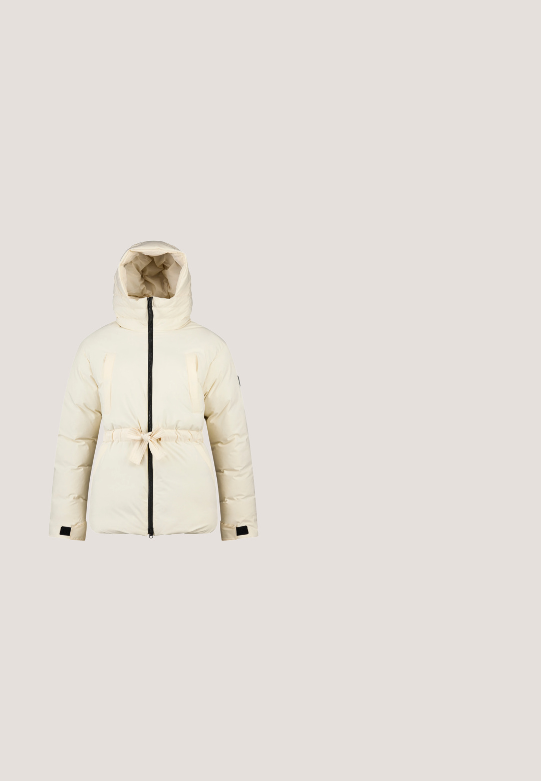 Cremefarvet polstret jakke med hætte, frontlynlås, justerbar talje bånd og velcro håndledsremme, designet til koldt vejr.; Hvid sweater med lange ærmer og en høj krave, der har et sort geometrisk mønster over brystet og ved ærmeenderne.; Áhkká SKIHOSE GOLD - Bukser - cremeweiß; Sorte vandtætte støvler med overdel af ruskind, for af kunstpels, tre øjer snøresystem, tyk gummisål og kontrasterende hvid trim.; Sorte rektangulære solbriller med mørke linser, lavet af blank plast. Har tykke stel og slanke arme, med diskret logo-detaljering.; Firkantet patchwork-handtaske i beige og creme farvet kunstig shearling med sorte håndtag og et sort mærke med teksten "BOGNER" på forsiden.