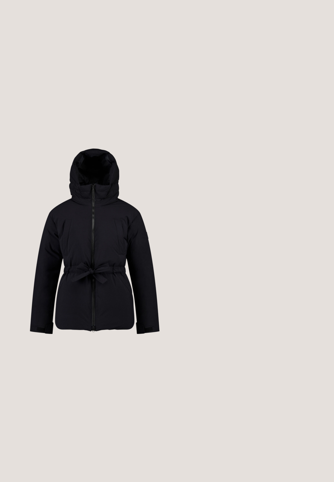 Sort isoleret vinterjakke med hætte, frontlynlås, sidelommer, justerbar taljebånd og Velcro-manchetter.; Sort langærmet sweater med halvlukket krave. Har "ONEILL" logo på forsiden og "POLARTEC" branding på ærmet, lavet af blødt stof.; Sort vandtæt overall med justerbare skulderstropper, frontlynlås, to sidelommer og elastiske manchetter ved anklerne.; Sort vandtæt vinterstøvle med quiltet tekstur, snørebånd foran og en blød pelsforet krave. Har et logo på siden.; Sorte plastik solbriller med et strømlinet, buet design og mørke polariserede linser. Har glatte kanter og ingen synlige hardwaredetaljer.; Sort quiltet taske med en blank finish, der har to korte håndtag og et lille blåt mærke. Firkantet form med vandrette striber.