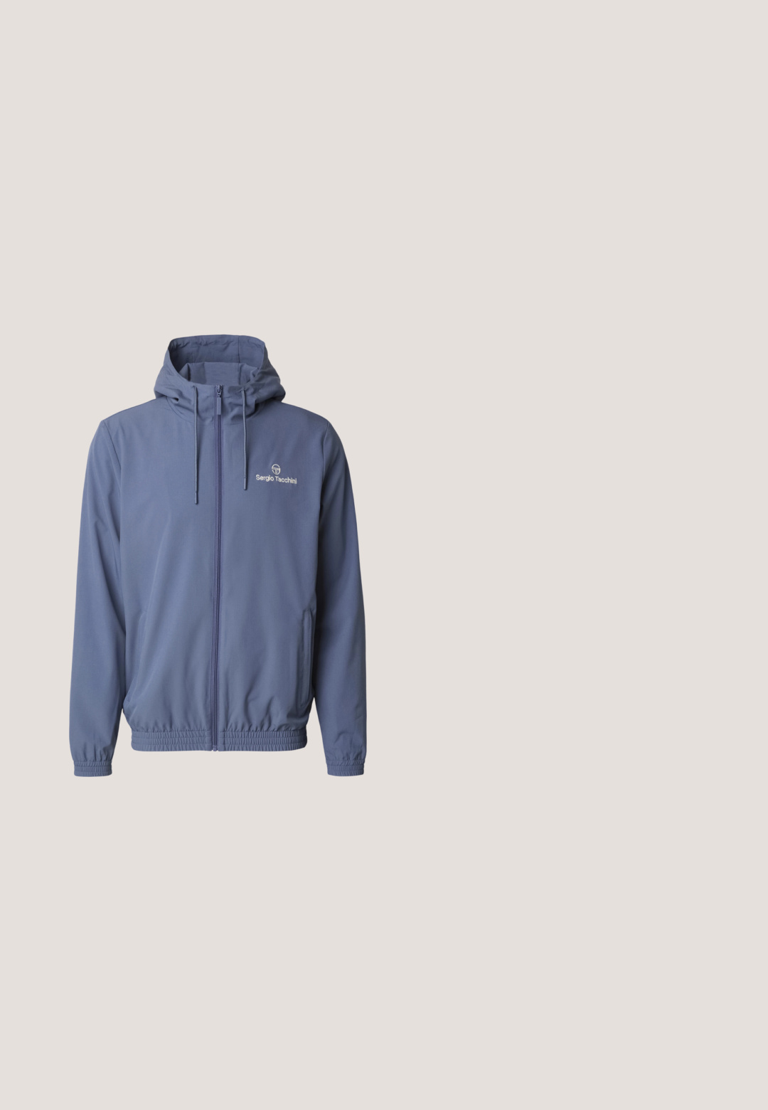 Sininen hupullinen takki, jossa on etuvetoketju, kiristysnyöri hupussa, joustavat hihansuut ja helma sekä "Sergio Tacchini" -logo vasemmassa rinnassa.; Valkoinen pitkähiha valmistettu collegepaita, jossa on suuri punainen "Red Bull Racing" -logo ja kaksi punaista härkää ympyrämuotoisessa designissa. Pehmeä pinta.; Sininen puuvillapaita, jossa on suuret "UA"-kirjaimet ja ympyrädesign badge alla. Lyhyet hihat ja pyöreä kaula-aukko. Sujuva kangas.; Musta cargo-housut denimmateriaalista, joissa on useita taskuja, suora lahjesuunnittelu ja rakenteellinen kangas, jossa näkyvät ompeluyksityiskohdat.; Valkoiset korkeat tennarit sinisillä yksityiskohdilla, rei'itetty kärki ja valkoiset nauhat. Yhdistetty löysiin harmaisiin farkkuihin vihreällä pinnalla.; Hopeaketju, jossa on pidennetyt lenkit ja hummerilukko. Sisältää suorakulmaisen tunnisteen, jossa on kaiverrettu logo. Liu'uttava pinta.