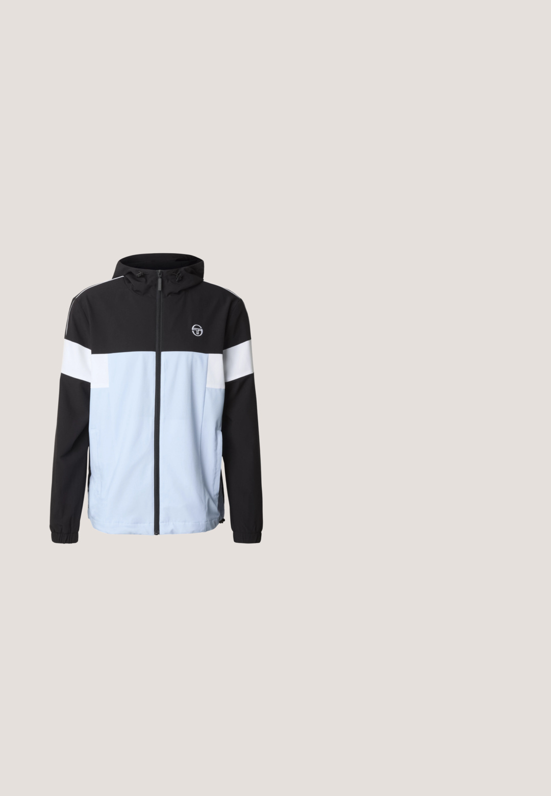 Veste à capuche zippée noire, blanche et bleu clair avec poignets élastiques et un petit logo circulaire sur le côté gauche de la poitrine.; T-shirt noir à manches courtes en tissu lisse, doté d'un col rond et d'un logo discret sur la poitrine. Coupe décontractée sans motifs visibles.; Jogging noir fuselé avec une taille à cordon, poches zippées sur les côtés et accents blancs à la cheville. Fabriqué en tissu lisse et extensible.; Chaussures de sport noires avec un dessus en maille texturée, semelle blanche contrastante et design incurvé. Présente un système de laçage et un détail de logo.; bugatti BLANC DELIGHT - Sac bandoulière - schwarz; Ceinture en tissu tressé noir avec une boucle métallique argentée et des détails en cuir noir posée sur une surface blanche.