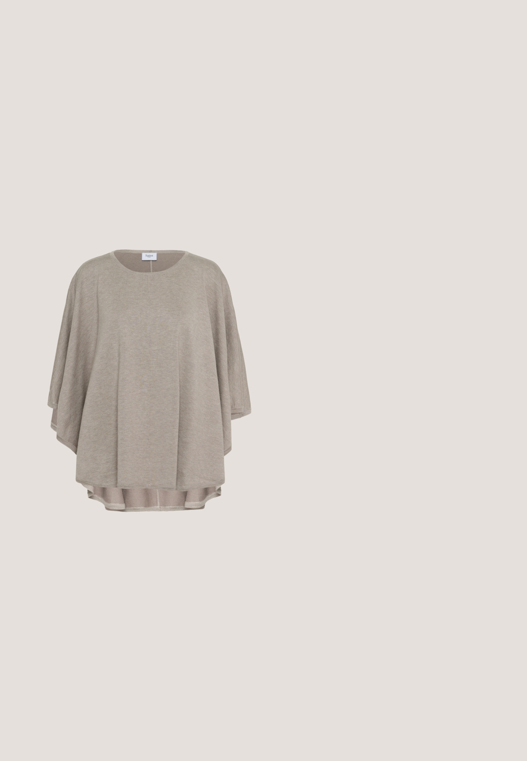 Beige oversized top lavet af blødt strikket stof, med en rund halsudskæring og korte ærmer. Kantene er let buede i bunden.; Grå ærmeløs top lavet af blødt, tekstureret stof med firkantet halsudskæring og brede skulderstropper. Mærkatet siger "Saint."; Grå linned brede bukser med høj talje, udstyret med snørre, folder foran og en blød, struktureret finish.; Mørkebrune lædersko med firkantet tå og kort blokhæl, båret med sorte skræddersyede bukser, der viser et slankt og poleret udseende.; Brun lædertaske med lange remme og knudedetaljer på en ensartet lys baggrund.; Sølv rektangulære øreringe med en glat overflade, prydet med en række rhinsten langs den ene kant. Luksuriøst, men minimalistisk design.