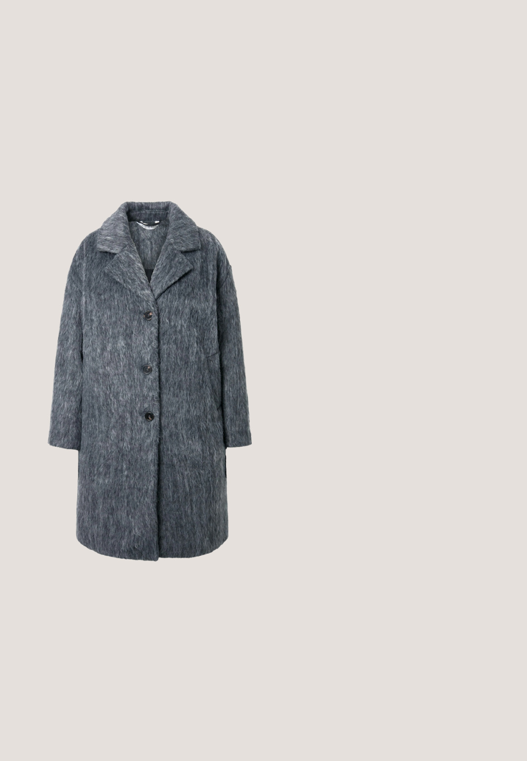 Lange grijze fuzzy wollen jas met brede revers en drie donkere knopen aan de voorkant, zonder zichtbare zakken, rechte snit.; Grijze, fuzzy cardigan met een ronde halslijn, knopen aan de voorkant en bloemen-sequins op de mouwen. Zachte textuur met een relaxte pasvorm.; Donkergrijs T-shirt met korte mouwen en ronde hals met tekst "MILAN NYC PARIS" in witte gestippelde letters op de voorkant.; Zwarte high-waist rechte jeans met metalen knoop, voorzakken en kleine zilveren studs langs de buitenste zijnaad.; Grijze suède enkellaarsjes met een ronde neus en een lage snit. Dikke platformzool met een zigzagloopvlak. Minimale stikseldetails.; Grijze suède handtas met dubbele handvatten, afneembare schouderriem, zak met ritssluiting aan de voorkant en metalen studdetails langs de randen.