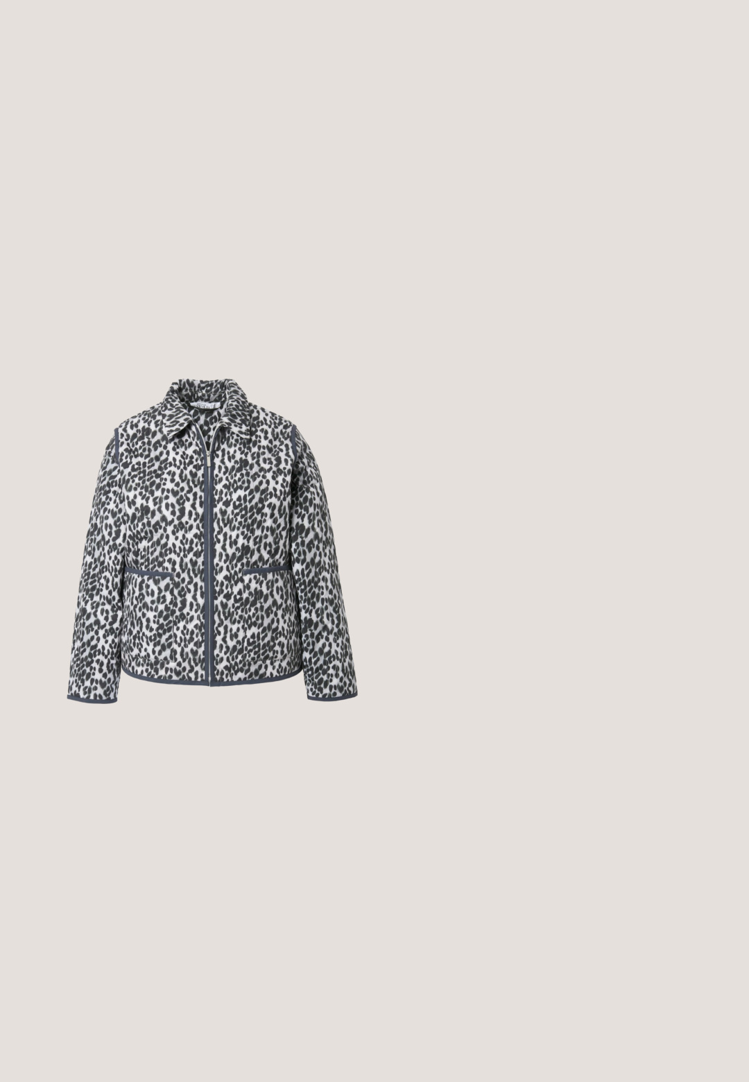 Quiltes jakke i grå og sort leopardprint. Har krave, frontlynlås og to sidelommer. Blødt stof med tekstureret overflade.; Grå langærmet top med V-hals. Har et sort leopard print panel i midten og en ensfarvet sort bundsektion. Blødt stof.; Sort ærmeløs kjole i kunstlæder med V-hals, knaplukning foran og let udslået kant.; Sorte læder ankelstøvler med elastiske sidepaneler, rund tå, chunky tekstureret hæl og strop bagpå for nem påtagning.; Sort skuldertaske med sølv- og klare stenlignende nitter, ledsaget af en almindelig sort lynlåspung foran.; Sølv kæd necklace med fem jævnt fordelt små korscharmer. Letvægtsdesign med en glat finish og justerbar lås.