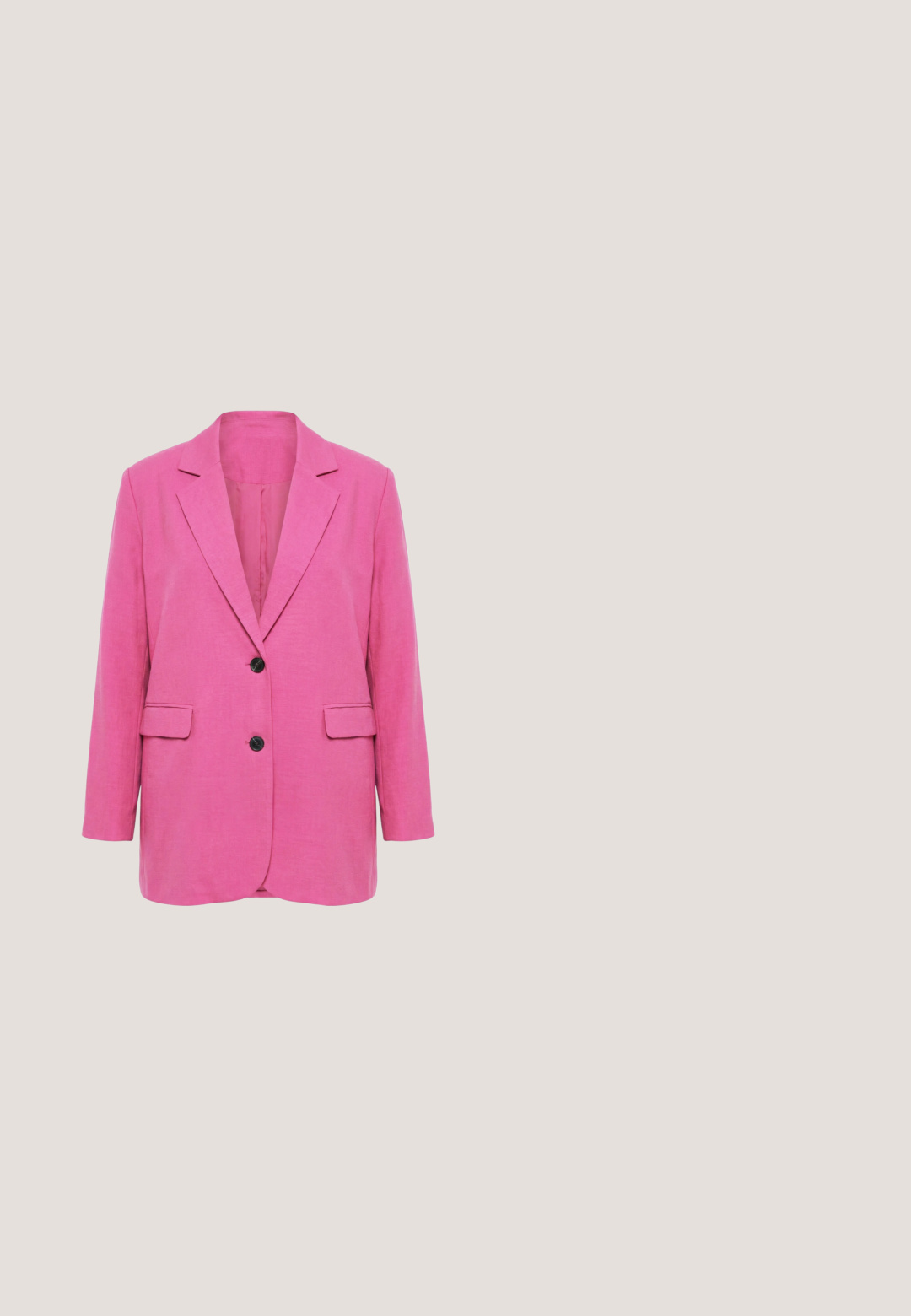 Lyserød dameblazer med to sorte knapper, notch revers, lange ærmer og to forlommer med klap.; Lyserød stribet skjorte med knaplukning og blomsterbroderi, der har en afslappet pasform og optrukne ærmer. Materialet virker let og har en glat tekstur.; Lyserøde bukser med vide ben, elastisk taljebånd og snøre, vist på hvid baggrund.; Rosa ruskinds slingback-hæle med spids tå, der har en slank hæl og flere remme over forsiden. Glat inderside.; Lyserød vævet crossbody taske med gyldent rektangulært twist-lås og justerbar rem med guldbeklædning og dekorativt stofmærke.; Guldtonede hoops øreringe med lagdelte petalformer i roseguld og sølvtoner, med en glat overflade og en sikker lukkemekanisme.