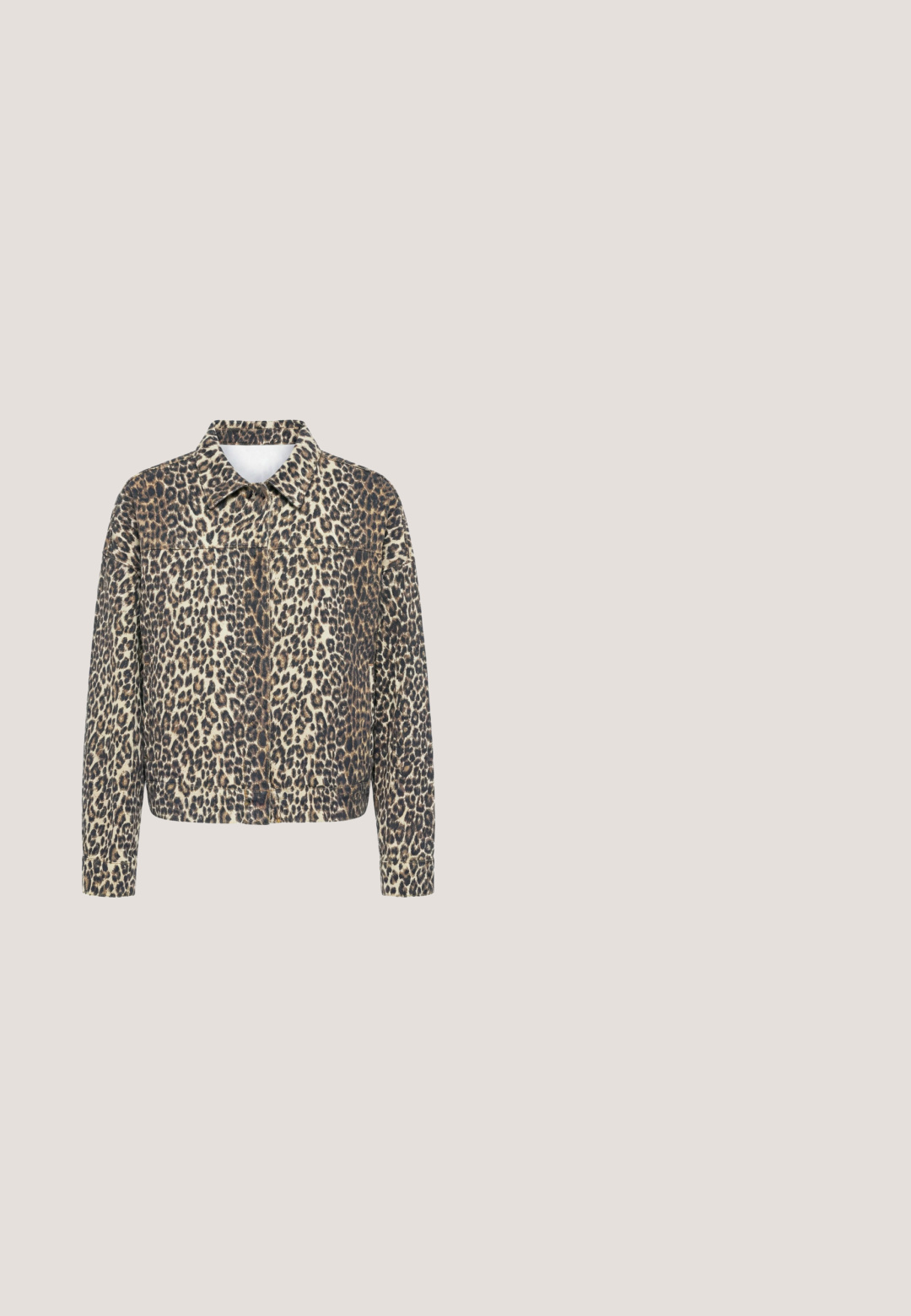 Leopardenmuster-Jacke mit langen Ärmeln, spitzem Kragen und vorderer Knopfleiste, auf weißem Hintergrund dargestellt.; Leopardenmuster-Oberteil mit kurzen Ärmeln, aus leichtem Stoff in Beige und Dunkelbraun, mit rundem Ausschnitt und lockerer Passform.; Leopardenmuster-Hosen mit schlankem Schnitt, Knopfverschluss und genähtem Bund mit leichtem Stretch für zusätzlichen Komfort.; Schuh mit niedriger Plateau-Sohle, dicker schwarzer Sohle und braunem Leopardenmuster-Obermaterial, schwarzen Schnürsenkeln und gepolstertem Knöchelkragen auf neutralem Hintergrund.; Schultertasche aus Leopardenmusterstoff mit runder Form, schwarzem Tragegurt und Reißverschluss. Sie zeichnet sich durch eine glänzende Textur und eine gedämpfte Farbpalette aus.; Glänzender Goldring mit einem glatten, kräftigen Spiralmuster oben, dargestellt vor weißem Hintergrund.