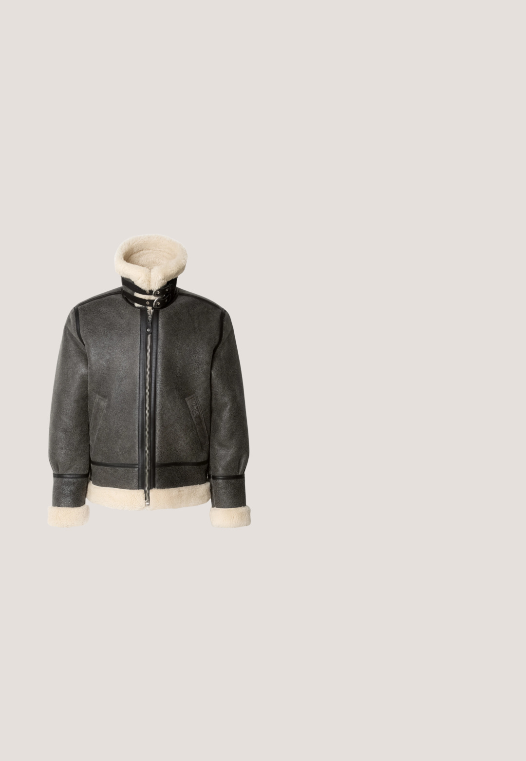 Chaqueta de cuero gris oscuro con cuello de piel sintética, cerradura frontal con cremallera y acentos negros en los puños y el dobladillo, con costuras verticales y un corte relajado.; Sudadera gris con cuello redondo, mangas largas y puños acanalados. Diseño clásico con un pequeño parche de logotipo rectangular en la parte delantera.; Polo de manga larga en color gris, confeccionado en tela suave, con cierre de media cremallera, cuello clásico y un pequeño logo en el pecho.; Jeans negros de pierna recta con bolsillos delanteros, trabillas para cinturón, cierre de botón y costuras visibles sobre un fondo blanco liso.; Botín negro de cuero con paneles laterales elásticos, textura suave, punta redondeada y suela plana, posicionado sobre una mesa de madera con un fondo de vegetación.; Bolsa tote negra con asas dobles, gran bolsillo delantero de cuero con cremallera y sutil logo de Calvin Klein en el centro del bolsillo.
