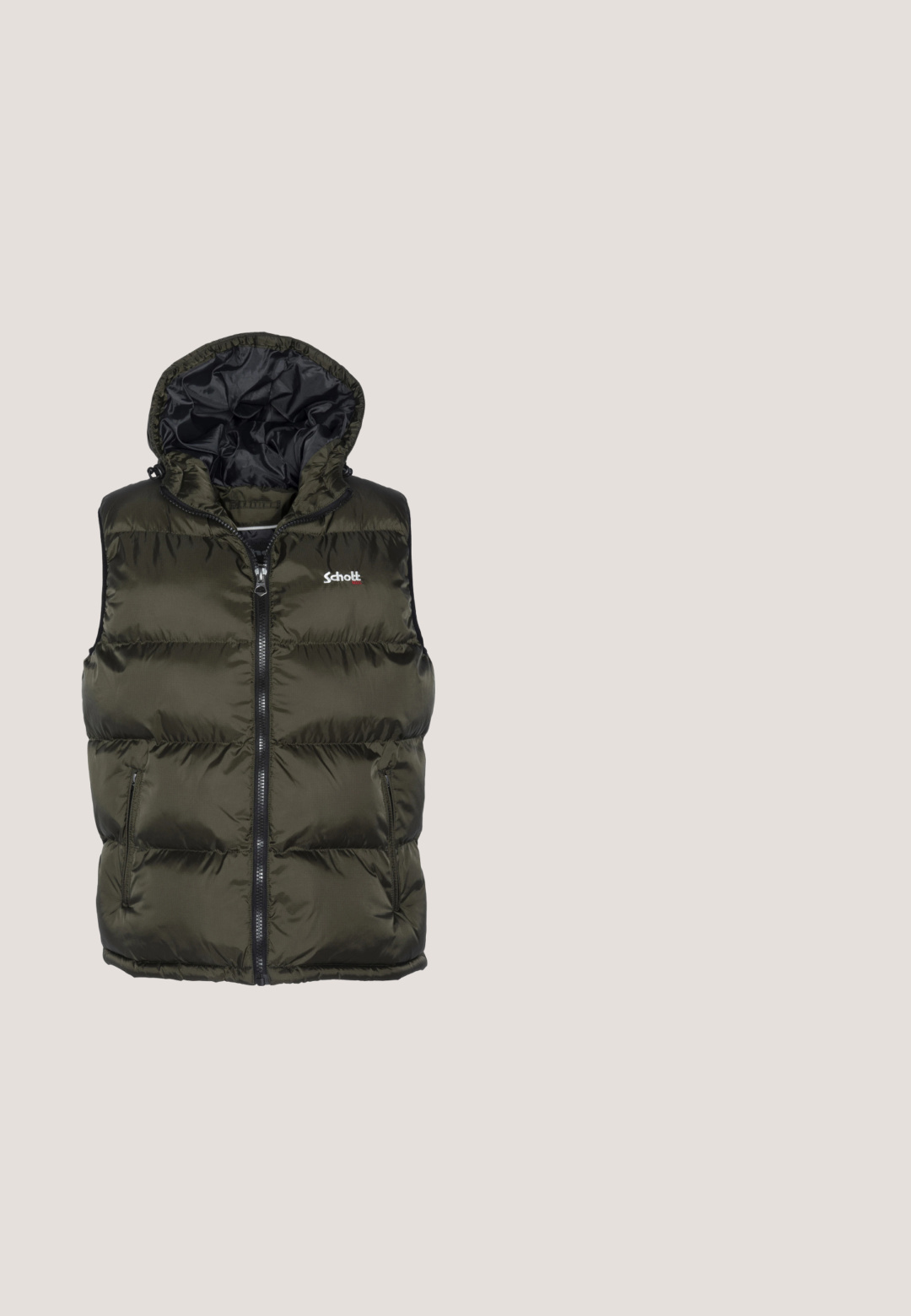Doudoune sans manches vert olive avec doublure noire, fermeture éclair à l'avant, poches latérales zippées et capuche attachée.; Haut à capuche vert olive en mélange de coton, avec une poche kangourou, un cordon de serrage et un logo brodé sur la poitrine et la manche.; Chemise à manches longues avec un motif de camouflage numérique, présentant des nuances de vert et de beige, dotée d'un col rond et d'une texture douce.; Pantalons cargo vert olive en mélange de coton, dotés de plusieurs poches, de jambes fuselées et de poignets élastiques pour un look ajusté.; Baskets kaki avec un motif texturé, lacets blancs et une semelle blanche contrastante. Détail de marque sur le côté. Design basse.; Sac bandoulière vert olive en tissu avec un design structuré, comportant une fermeture zippée, une poche avant et une bandoulière réglable.