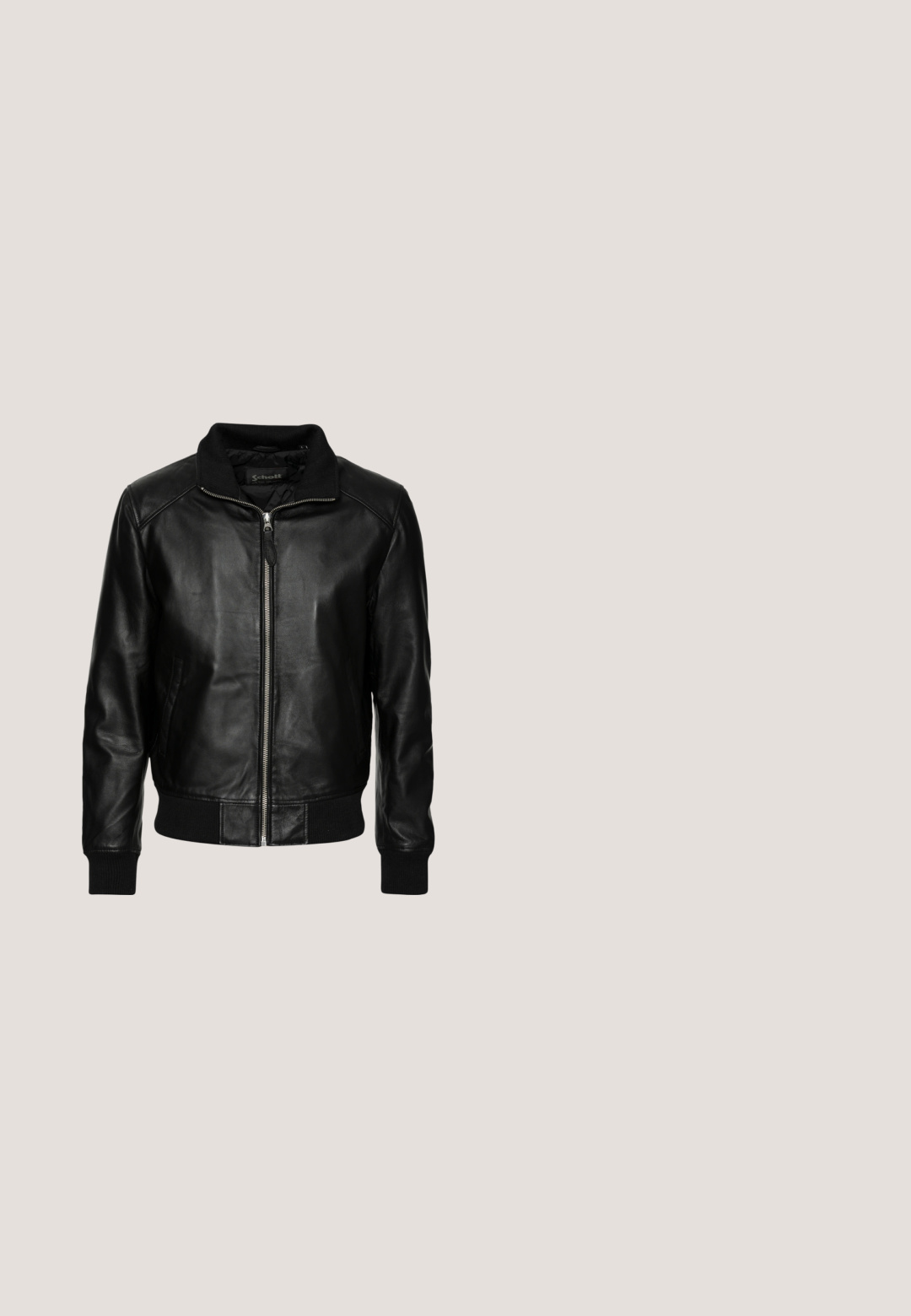 Schott FRESNO - Læderjakker - black; Grå strikket sweater med rund hals, ribbede manchetter og kant. Glat tekstur og et enkelt, klassisk design med sidespalter.; Hvid bomulds t-shirt med en afslappet pasform, korte ærmer og V-udskæring. Har to små sorte trykte logoer på venstre side.; Sorte denimjeans med lige pasform, fem lommer, frontlukning med knap og kontrastsyninger. Glat tekstur med let slid synligt.; Hvid Nike Air Force 1-sneaker med sort swoosh, snørebånd bundet, placeret i luften over tekstureret betonoverflade udendørs.; Runde sorte solbriller med mørkegrønne linser, plastikramme og metaldetaljer ved stængerne. Glat tekstur, minimalistisk design.