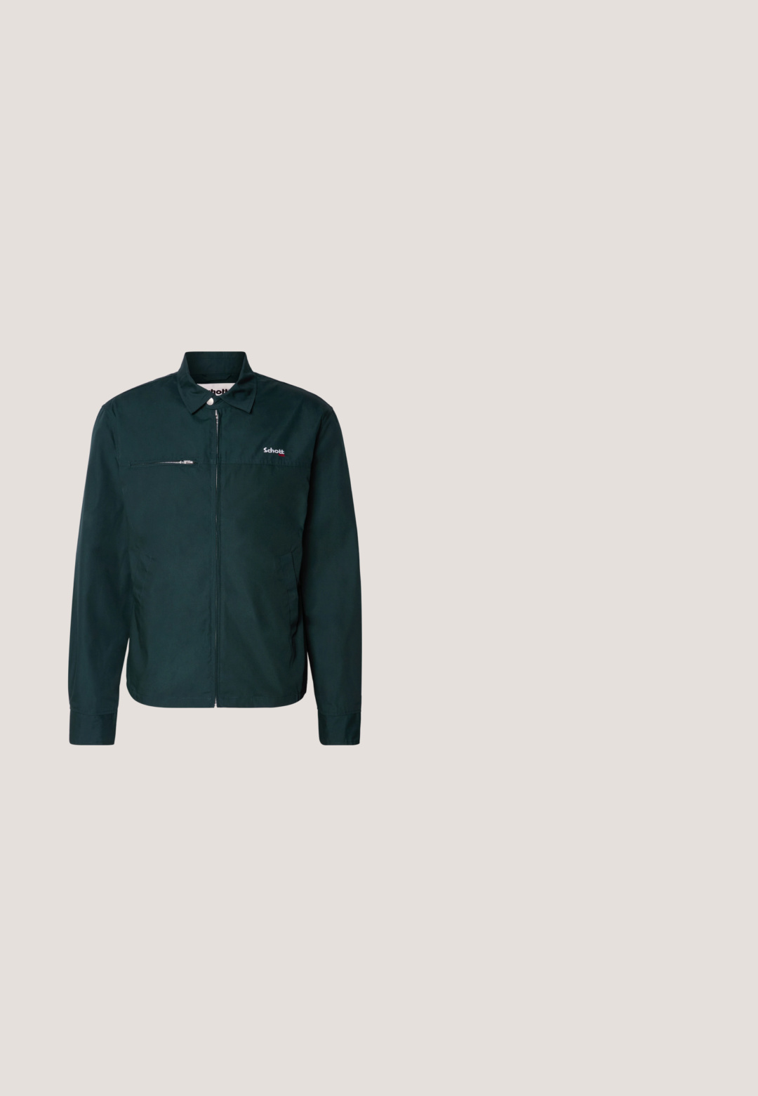 Donkergroene jas met een ritsluiting, lange mouwen, knoopkraag, borstzak met rits en geborduurd logo aan de linkerzijde.; Zwarte jas met rits en hoge kraag met wit Champion-logo op de borst en klein logo op de linker mouwmanchet.; Wit sport-T-shirt met korte mouwen met blauw "HUMMEL" logo en kleine "ACTIVE SPORTSWEAR" tekst op de borst, effen achtergrond.; Donkerblauwe joggingbroek in een zachte katoenmix, met een elastische tailleband en taps toelopende pijpen, zonder zichtbare patronen of accenten.; Beige sneaker met een textuurafwerking, marineblauwe strepen en een rubberen zool. Heeft een gevoerde tong en een traditioneel vetersysteem voor een veilige pasvorm.; Zwarte stof heuptas met een voorzijde rits, voorzien van een multikleurige geborduurde logopatch met rode, witte en blauwe rechthoeken.