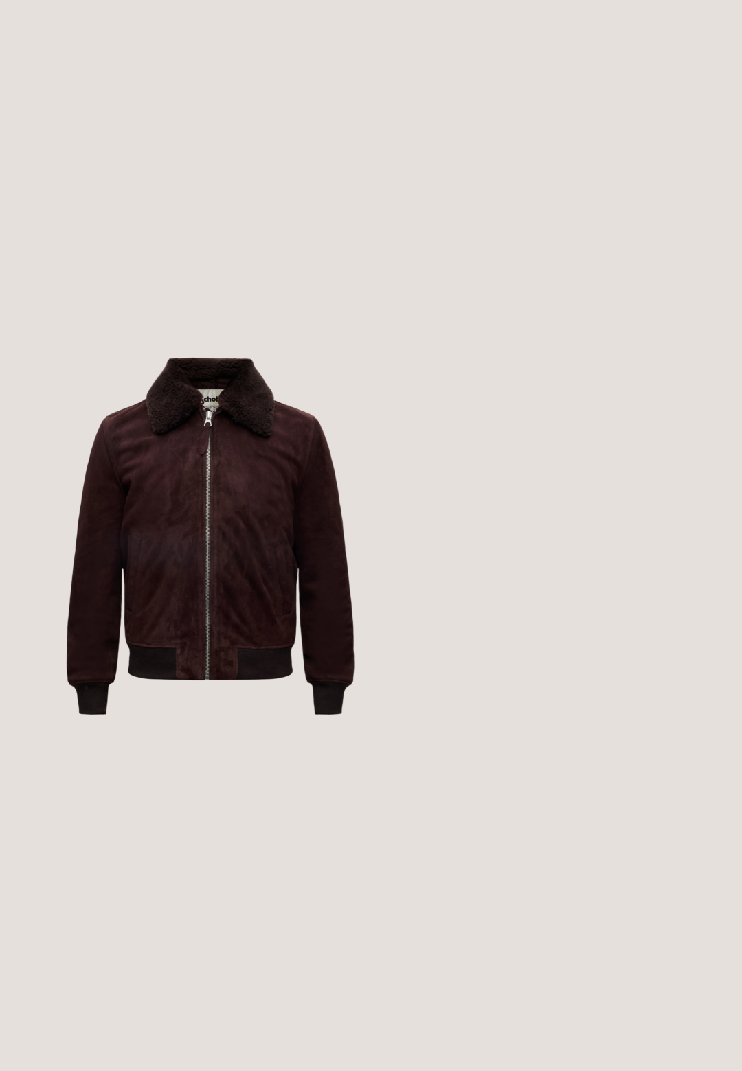 Veste bomber en daim marron foncé avec un col épais et doux, une fermeture éclair à l’avant, des poches latérales et des poignets et un bas côtelés.; Pull-over marron à manches longues pour homme avec col à fermeture éclair partielle et poignets et ourlet côtelés sur fond uni.; Chemise beige à manches courtes avec boutons, col et poche poitrine, présentée à plat sur un fond clair.; Jean en denim marron foncé coupe droite avec poches avant, passants de ceinture et fermeture à bouton présenté sur fond uni.; Bottines Chelsea en cuir marron avec des panneaux élastiques sur les côtés, bout arrondi, languette de tirage et un léger talon avec une semelle texturée.; Ceinture en cuir marron avec une boucle rectangulaire en métal foncé mat, partiellement enroulée sur un fond blanc uni.