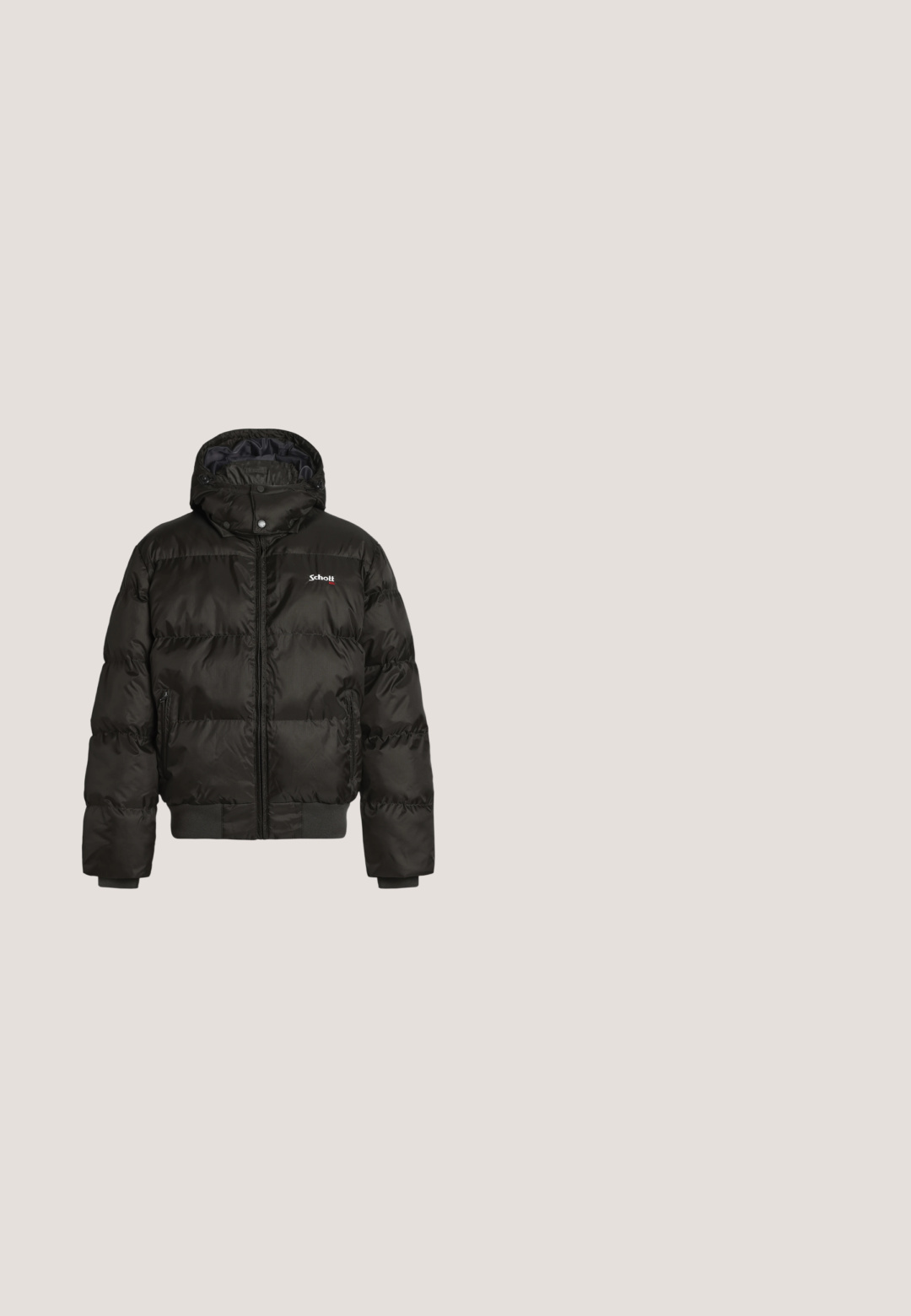 Schwarze wattierte Winterjacke mit Kapuze, Frontreißverschluss und Druckknöpfen, Reißverschlusstaschen an den Seiten und kleinem weißen Logo auf der Brust.; Grüne Kapuzenjacke aus Baumwollmischung, ausgestattet mit einer vorderen Kängurutasche und gesticktem Logo mit dem Text "Ellesse 1959" und "Club di Corsa".; Grünes kurzärmeliges T-Shirt mit Rundhalsausschnitt und kleinem, gesticktem Lacoste-Krokodil-Logo auf der linken Brust.; Schwarze Jeans mit weitem Bein, fünf Taschen, Gürtelschlaufen und einem vorderen Knopf- und Reißverschluss.; Schwarze Lederstiefel mit strukturierter Oberfläche, runder Zehenpartie, Schnürung vorne und einer robusten Gummisohle. Verfügt über eine kleine Zuglasche an der Rückseite.; Schwarze Umhängetasche aus strukturiertem Nylon mit einer Vorderklappe, verstellbarem Tragegurt und einem kleinen Logo-Highlight. Verfügt über zwei mit Reißverschluss verschlossene Fächer.