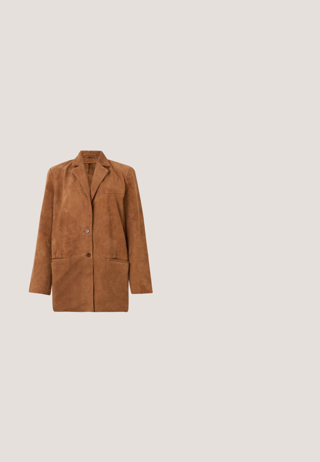 Blazer en daim marron avec revers à cran, deux boutons à l'avant, poche poitrine en welt et deux poches à rabat inférieures, présenté sur fond blanc.; Chemise en denim bleu clair à manches longues, boutonnée à l'avant, avec deux poches poitrine et un col classique. Texture lisse et coupe décontractée.; Jean en denim droit bleu foncé avec cinq poches et coutures orange visibles sur un fond blanc.; Botte de cowboy en cuir marron avec un bout pointu, des coutures décoratives sur la tige et un talon bas empilé. Texture lisse avec une finition polie.; Foulard en soie rouge avec une bordure en forme de cœur blanc, le script "Coach", un graphique de cheval ailé, et le texte "America's Original House of Leather."; Ceinture en suède marron avec une boucle métallique dorée gravée, roulée sur un fond clair uni.