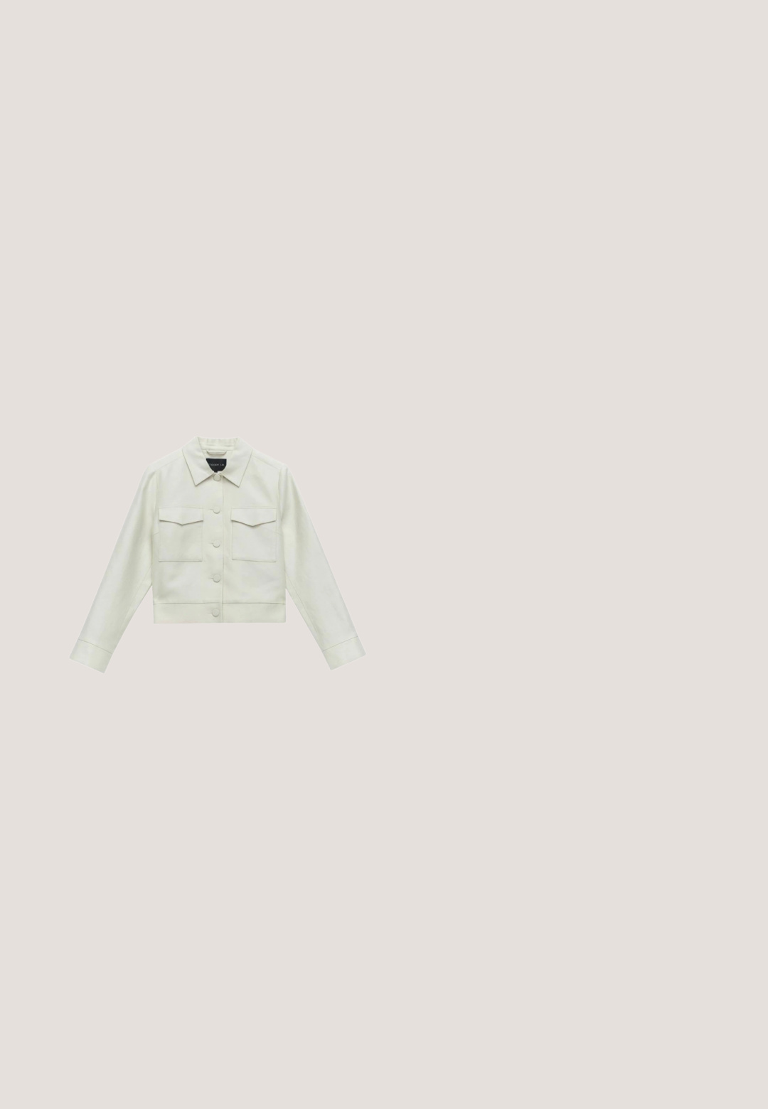 Veste blanche cintrée avec un col, fermeture à boutons et deux poches poitrine. Fabriquée en tissu lisse, avec des manches longues et un ourlet droit.; Robe ajustée à manches longues en mauve profond, présentant un design drapé avec une texture froncée sur les côtés pour ajouter de la dimension et du mouvement.; Escarpin en cuir verni rouge, design à bout carré, deux brides réglables avec boucle, et un talon épais. Texture lisse avec une finition brillante.; Lunettes de soleil carrées avec des montures métalliques fines de couleur marron et des verres dégradés marron foncé sur fond blanc.; Pochette rectangulaire rose pâle avec rabat façon enveloppe et fine bandoulière chaîne dorée sur fond uni.; Collier chaîne en or avec neuf pierres précieuses rectangulaires vertes également espacées et une fermeture à mousqueton.