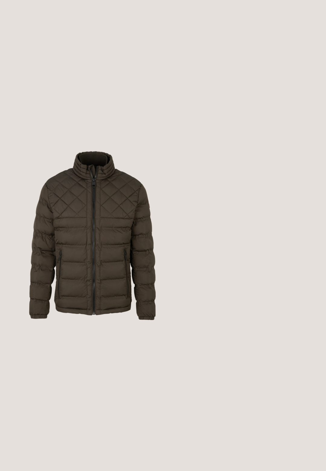 Gepolsterte Jacke in Dunkelgrün mit Rautensteppmuster, Stehkragen und jeweils einer Reißverschlusstasche auf jeder Seite.; Weißer gestrickter Pullover mit gerippter Textur, rundem Halsausschnitt und langen Ärmeln. Mit einem kleinen blauen Etikett am Saum.; Weißes Baumwoll-T-Shirt mit kurzen Ärmeln, einem Rundhalsausschnitt und einem schwarzen "KARL LAGERFELD JEANS"-Logo auf der linken Brustseite.; s.Oliver Jeans Shorts - blassblau; Braune Wildleder-Ankle-Boots mit geschnürtem Vorderteil, runder Zehenpartie, schwarzer Gummisohle und gestickten Details. Mit einer Schlaufe an der Ferse.; Grau gefilzter Umhängetasche mit einer vorderen Reißverschlusstasche, schwarzem Logo und verstellbarem Tragegurt. Sie hat eine strukturierte rechteckige Form und glatte, metallicfarbene Hardware.
