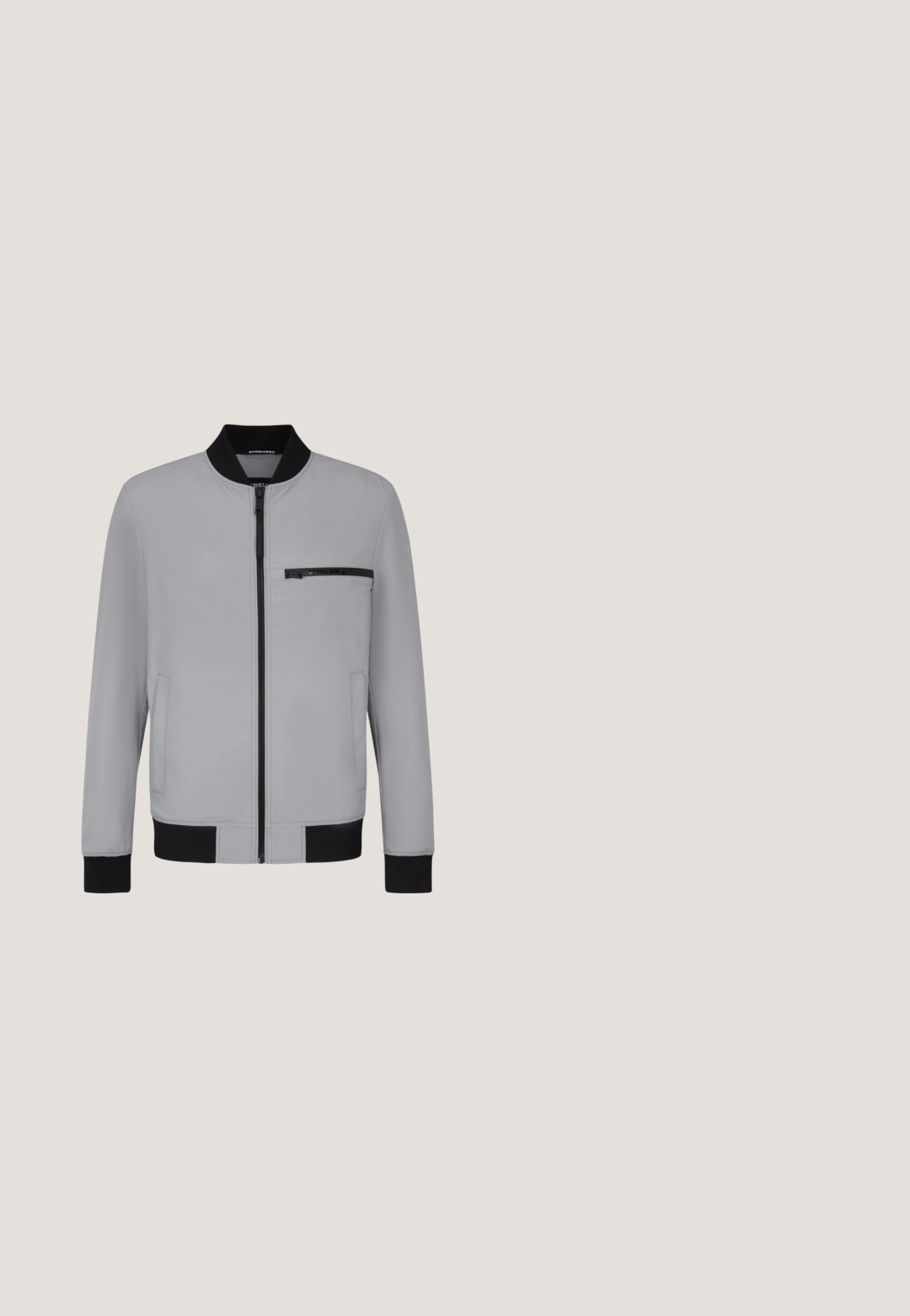 Lichtgrijze bomberjack met een zwarte kraag en manchetten, voorzien van een ritssluiting aan de voorkant en een borstzak met een zwarte rits.; Zwarte longsleeve sweatshirt met ronde hals en lange mouwen, voorzien van een klein wit rond logo op de linkerborst, ribgebreide boorden en onderrand.; Zwart T-shirt met korte mouwen en ronde hals, met een klein wit "cK"-logo op de linkerborst, klassieke pasvorm, eenvoudig ontwerp.; Zwarte denimshorts met omgeslagen zomen, sluiting met knoop en rits aan de voorkant, riemlussen en voorzakken op een effen achtergrond.; Zwarte enkellaars van textuurleer met een ronde neus, vetersluiting en een stevige zwarte rubbere zool. Heeft een lus aan de hiel.; Zwarte nylon crossbodytas met bovenste sluiting, voorzien van een logo-opdruk en verstelbare riem. Gladde textuur en minimalistisch ontwerp.