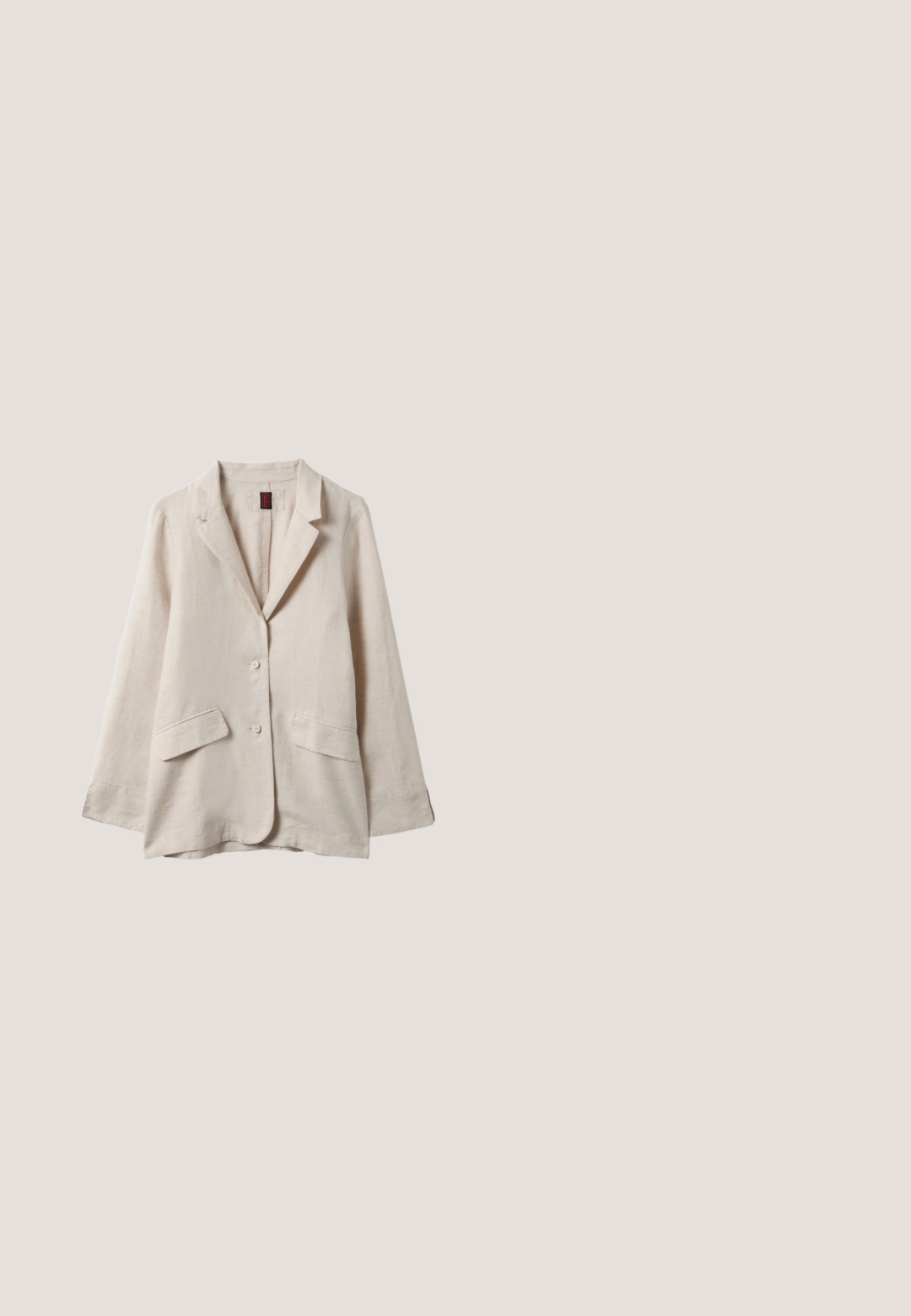 Blazer de lino beige claro con dos bolsillos delanteros con solapa, cierre de dos botones, cuello con solapa entallada y mangas largas.; Blusa de estampado floral en verde claro con acentos en rosa y blanco, que presenta un cuerpo fruncido y mangas abullonadas, atada en la parte de atrás con borlas.; Tejido textil en crema con sutiles líneas doradas, que presenta una textura suave y una apariencia ligera y blanda.; Botín de ante marrón hasta el tobillo con punta redondeada, tacón de altura media y cierre de cremallera lateral. Textura suave y acentos de costura mínima.; Pañuelo triangular con estampado en azul claro y blanco con borde de encaje, colocado en forma de lazo que muestra diseños florales y geométricos intrincados.; Cinturón de cuero marrón con un acabado texturizado, que presenta una hebilla de logo 'RL' en tono dorado. Interior suave, diseño plano y ajuste regulable.