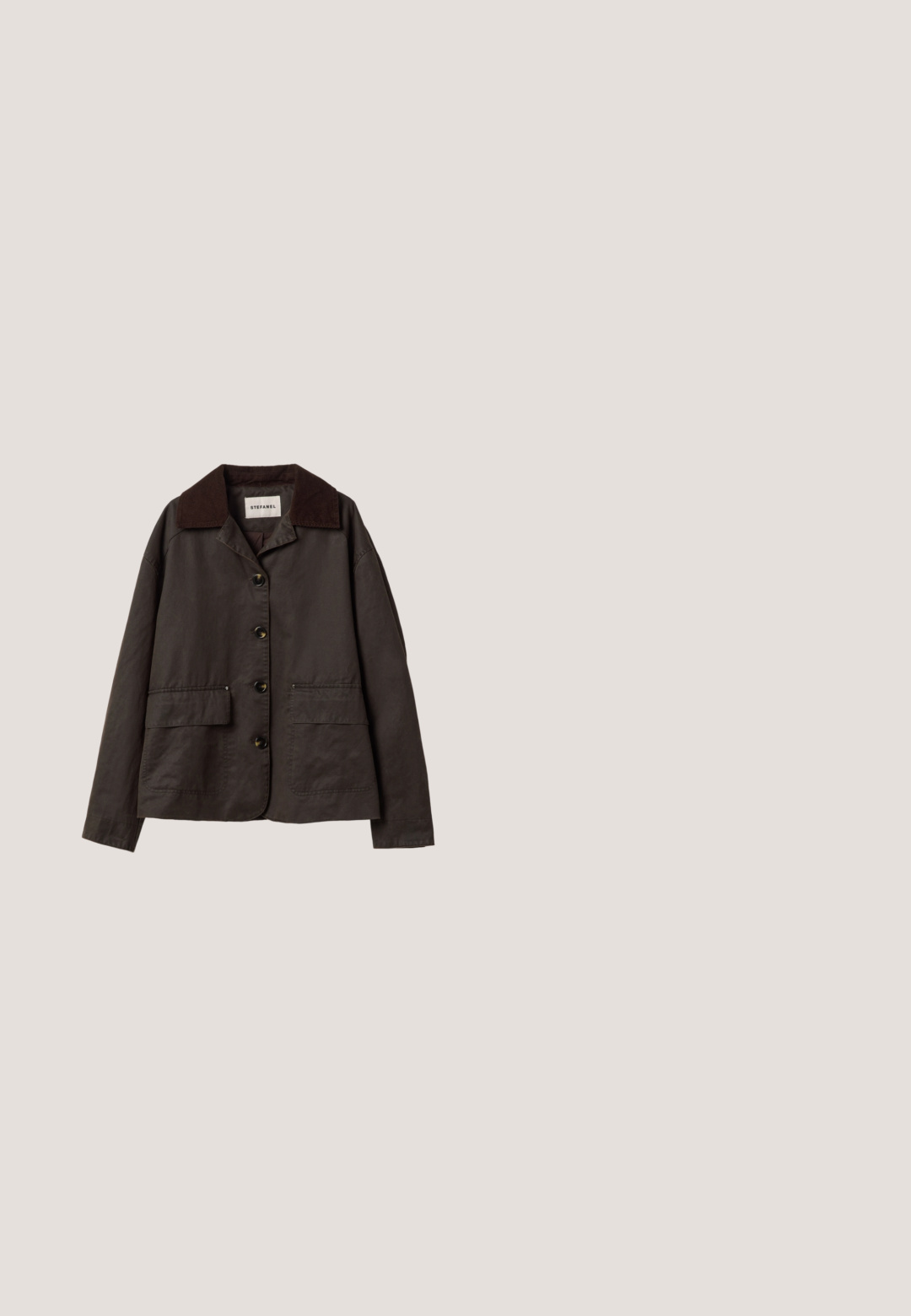 Chaqueta marrón oscuro con un cuello de pana, con cierre de botones y dos grandes bolsillos aplicados en la parte delantera. Textura suave, diseño informal.; Camisa de cuello redondo ajustada de manga larga en burdeos con un diseño simple y sin patrones ni logotipos visibles, exhibida sobre un fondo blanco liso.; Pantalones marrones de pierna ancha hechos de tela suave. Cuentan con una cintura de doble cinturón con hebillas plateadas y bolsillos frontales. Diseño a medida.; Bota de vaquero de cuero marrón oscuro con motivos bordados, tacón bajo inclinado y lengüetas para tirar, colocada sobre un banco de madera con fondo de plantas verdes.; nat & nin ROMEO - Bolso de mano - brown; Anillo de pulsera de plata con diseño ondulado, que presenta tres acentos esféricos. Superficie lisa con textura pulida. Ajuste ajustable.
