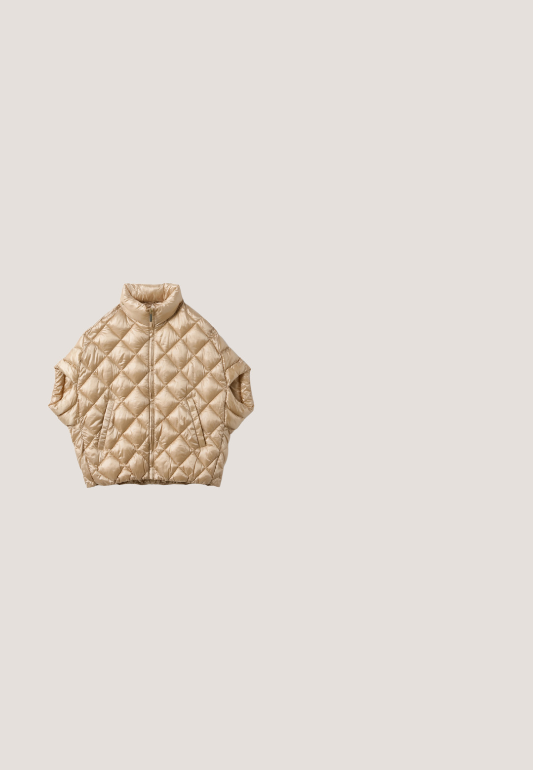 Gesteppte beige kurze Steppjacke mit hohem Kragen, Frontreißverschluss und zwei diagonalen Taschen auf weißem Hintergrund.; Beige gestrickter Pullover mit einem gerippten Muster, ausgestattet mit einem tiefen V-Ausschnitt und langen Ärmeln. Weicher Stoff und lässiger Schnitt.; Langärmliges Oberteil in hellbeige mit Rundhalsausschnitt und weichem, glattem Stoff, entworfen für eine figurbetonte Passform.; Beige weit geschnittene Hose mit elastischem Bund und vorderer Kordel, hergestellt aus leichtem, fließendem Stoff.; Beiger Wildleder-Sneaker mit beiger Sohle, Schnürsenkeln und einem metallisch-silbernen Streifen an der Seite, dargestellt in der rechten Seitenansicht vor weißem Hintergrund.; Taupefarbene weiche Leder-Shopper-Tasche mit zwei langen Griffen und einem abnehmbaren Schulterriemen auf weißem Hintergrund.