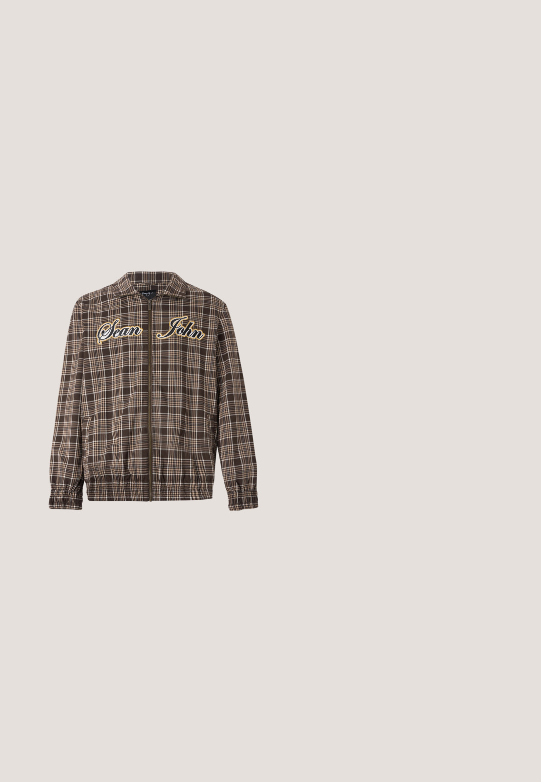 Sean John VINTAGE CHECK - Übergangsjacke - brown/beige; Beige Strick-Hoodie mit lockerer Passform, strukturiertem Muster, Kapuze mit Kordelzug sowie gerippten Bündchen und Saum. Leichtes Material für hohen Tragekomfort.; Weißes Kurzarm-T-Shirt mit Rundhalsausschnitt, das über eine subtile Textur und ein kleines Logodetail auf der linken Schulter verfügt.; Hellbeige gemusterte Hose mit entspannter Passform, Zugbandbund und ausgestellten Beinen. Der Stoff hat eine glatte Textur und dezente Designdetails.; Braune Wildleder-Sneaker mit einer cremefarbenen Gummisohle, flachen Schnürsenkeln und einem Logo an der Seite. Leichtes Design und glatte Textur.; Braune Designer-Kosmetiktasche mit Monogramm-Muster, Front-Reißverschlusstasche und goldenem Guess-Logo vor weißem Hintergrund.