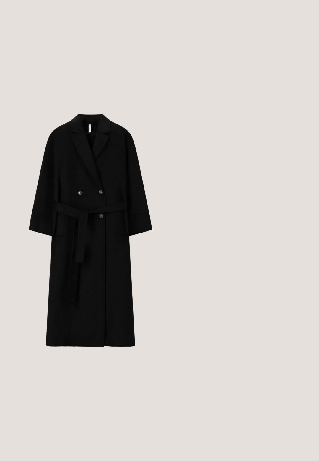 Manteau noir long à double boutonnage avec grands revers, deux boutons à l'avant, poches latérales et une ceinture à la taille nouée lâchement à l'avant.; Un pull à col roulé noir en doux tricot texturé. Il possède une coupe ample et des manches longues, avec des accents côtelés au col et à l'ourlet.; Botte noire montant jusqu'au genou en cuir lisse avec un bout arrondi et une semelle plate. Présente un design simple avec une languette de tirage en haut.; Lunettes de soleil Vogue ovales noires avec verres teintés foncés et montures brillantes reposant sur une surface blanche.; Sac à main Valentino noir texturé avec doubles poignées, bandoulière amovible et petite pochette assortie attachée à un anneau doré.; Collier en or avec un pendentif en pierre verte octogonale entouré d'un halo de petites pierres transparentes, au design élégant et brillant.