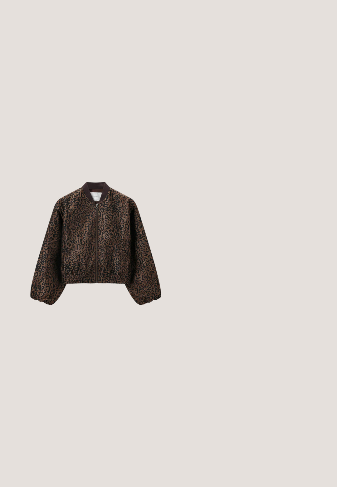 Veste bomber en imprimé léopard marron et noir, avec un col côtelé, une taille élastique et des manches bouffantes.; Sac en tissu imprimé léopard beige et noir avec un bord supérieur froncé. Texture lisse avec une finition brillante et une forme arrondie.; Pantalons larges taille haute avec des rayures verticales ondulées blanches et marron foncé, bouton frontal, fermeture éclair et poches latérales.; Escarpin à bride arrière avec talon kitten, bout pointu, garniture noire et nœud, présentant un motif léopard marron et noir.; Lunettes de soleil rectangulaires écaille avec des verres foncés et un détail logo ovale argenté sur les branches, sur fond blanc.; Grand sac fourre-tout avec motif léopard marron et noir et deux fines bretelles.