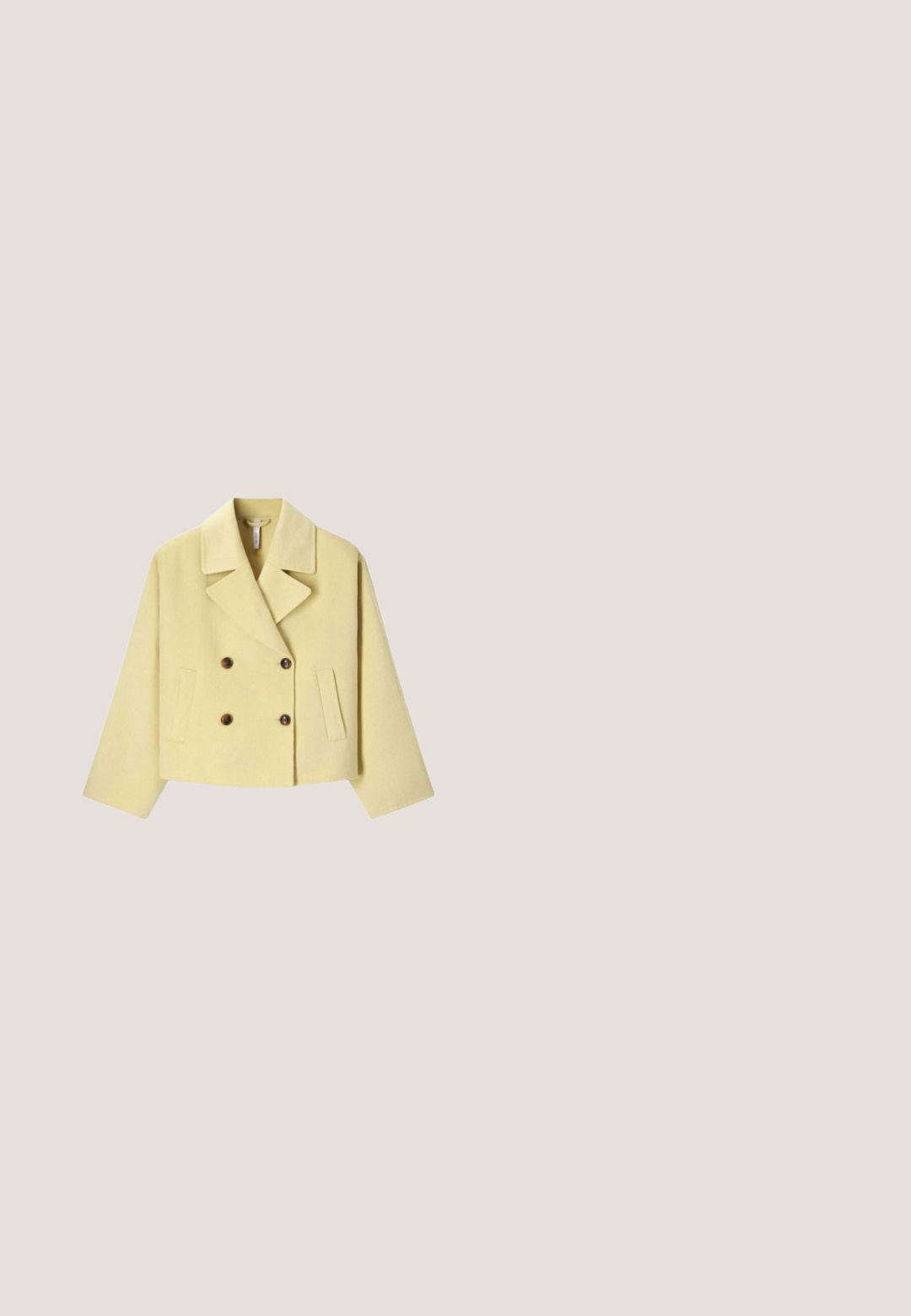 Manteau court jaune en laine cropped à double boutonnage, avec de larges revers, deux poches latérales et quatre boutons marron.; Cardigan jaune en maille douce, avec un col rond, fermeture à boutons sur le devant et des manches longues avec des poignets côtelés.; Débardeur côtelé sans manches jaune clair avec encolure ronde et étiquette noire de marque à l'intérieur du col.; Pantalon rayé jaune avec une taille élastique et un cordon de serrage. Le tissu a une texture lisse. Design à jambe droite, arrivant au milieu du mollet.; Baskets basses en daim beige avec des rayures bleu clair, semelle en gomme, lacets et languette rose au talon, vues de côté sur fond blanc.; Sac à main en cuir jaune doux avec doubles poignées arrondies et bandoulière amovible, avec des détails subtilement froncés à l'avant.