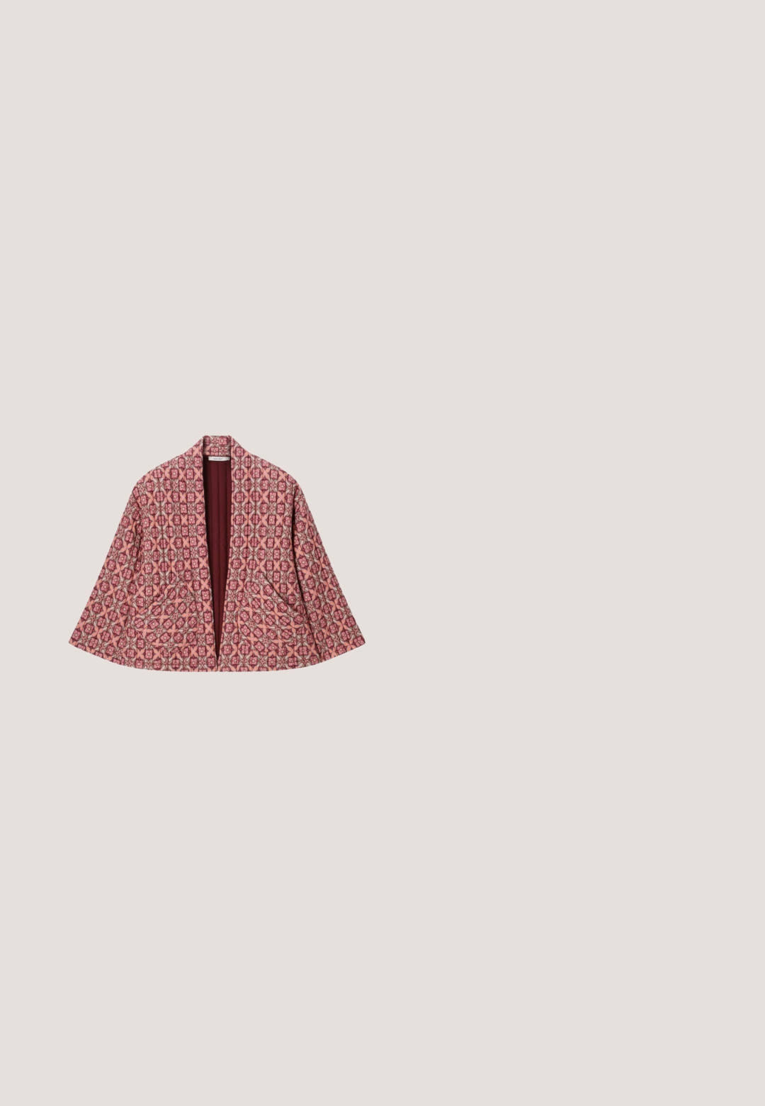 Veste courte à motif floral rose et bordeaux, manches larges et poches plaquées devant, style ouvert devant.; Tissu de pull en tricot rose avec une texture lisse, présentant des motifs de cerises rouges et des accents plus foncés. L'arrière-plan met en valeur un aspect doux et duveteux.; Tissu côtelé rose clair avec une texture douce, doté d'un col rond et d'un petit détail en boucle près de l'ouverture du col.; Tissu rose texturé avec un motif côtelé vertical, montrant un matériau doux et des plis délicats en drapé. Détails comprenant une légère brillance et une profondeur.; Bottines en daim rose avec doublure douce, bout arrondi et détails cousus. Semelle en caoutchouc plate avec le nom de la marque affiché.; Pochette en tissu rose matelassé avec fermeture éclair dorée et abeilles brodées dispersées sur la surface, utilisée pour ranger de petits objets.
