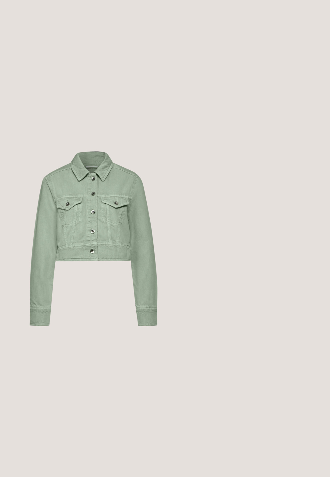Veste en denim vert clair, courte, avec un col, fermeture à boutons sur le devant et deux poches poitrine. Présente des boutons en métal argenté et un tissu texturé.; Haut vert menthe à manches courtes avec des manches bouffantes, col rond et texture lisse. Design simple, fabriqué à partir d'un tissu léger.; Jupe maxi bleu clair avec une taille élastique froncée, fabriquée en tissu doux, présentant des plis verticaux pour la texture et le mouvement.; Baskets beige clair avec accents vert menthe, en daim, bout rond, design à lacets, et semelle en caoutchouc blanche avec un détail métallique.; Sac d'épaule vert clair matelassé avec une sangle courte et un long pompon assorti attaché sur un côté.; Bracelet en or rose avec un pendentif en perle irrégulière de forme ovale. La chaîne est composée de maillons ovales et se ferme avec un fermoir en forme de homard.
