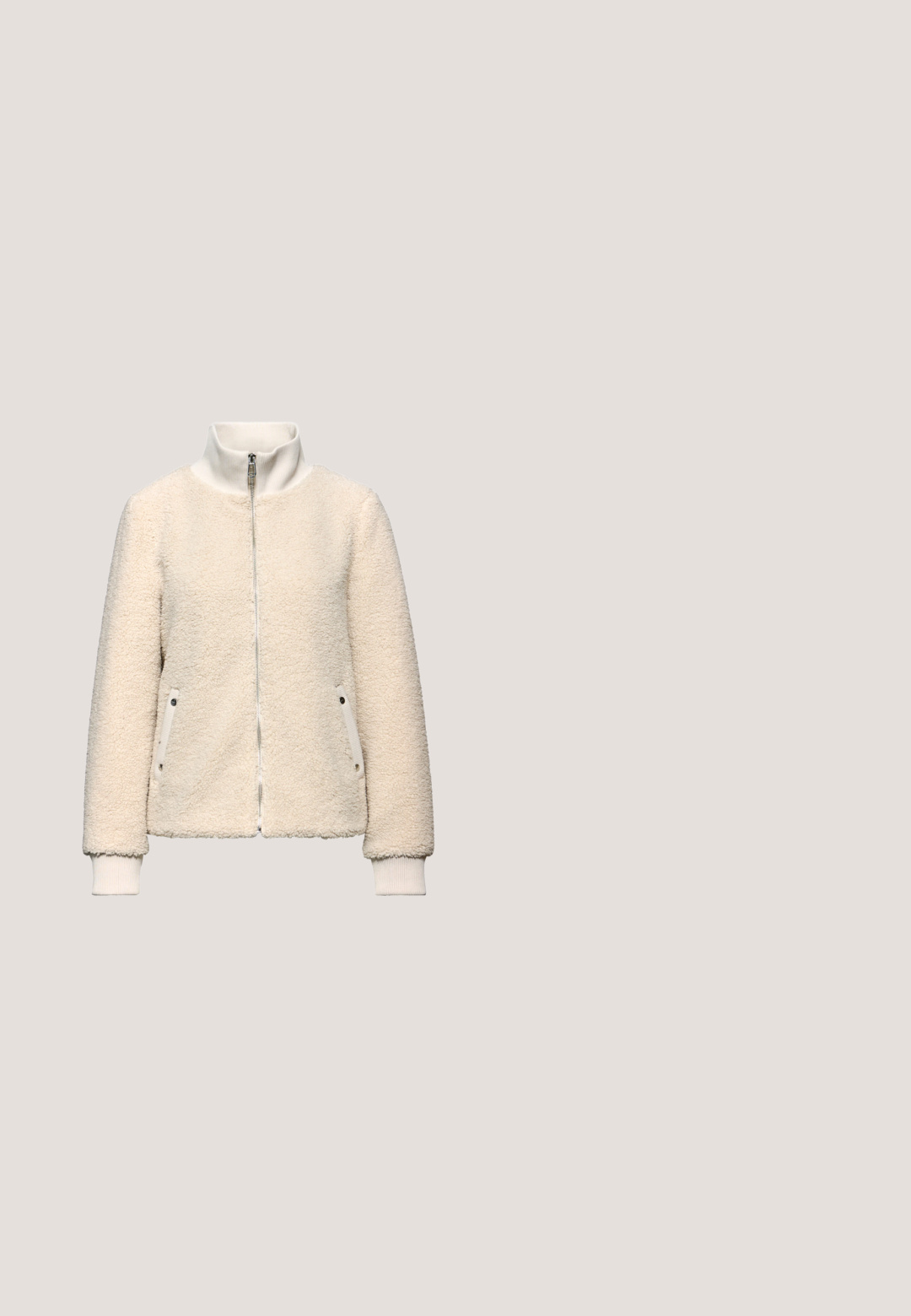Crème-kleurige fleecejack met hoge kraag en ritsluiting. Voorzien van zijzakken en geribde mouwen, ontworpen voor warmte en comfort.; Trui gebreid in een mengsel van grijze, witte en bruine garens. Heeft een textuurpatroon met variaties in draaddikte en zachtheid.; Beige broek met wijde pijpen, voorzakken, ceintuurlussen, knoopsluiting en rits, plat gelegd op een witte achtergrond.; Bruine suede enkellaars met zachte bontvoering, ronde neus en een platte rubberen zool. Heeft een decoratieve naad en een trektab aan de hiel.; Beige leren totebag met twee schouderbanden en een gestructureerde afwerking, met een ruim ontwerp zonder sluiting aan de bovenkant.; Goudkleurige ketting met een fijne schakeling en gelijkmatig verdeelde, heldere edelstenen. Voorzien van een karabijnsluiting en een verstelbare verlengketting.